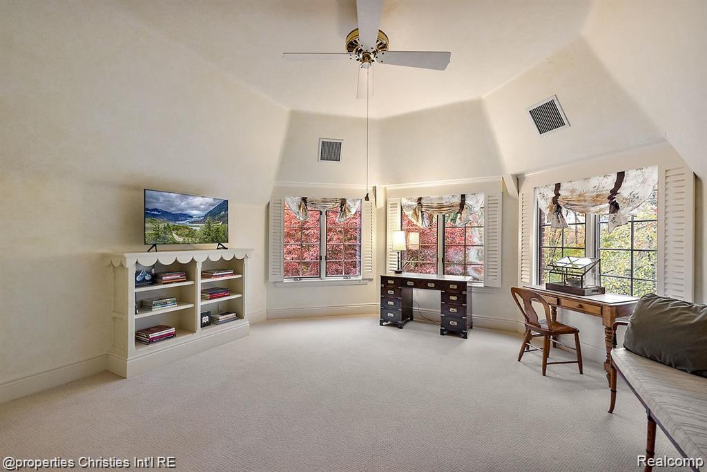 633 Hawthorne Street