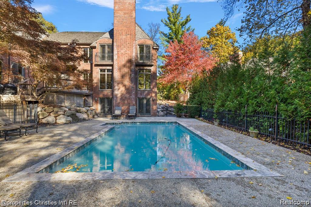 633 Hawthorne Street