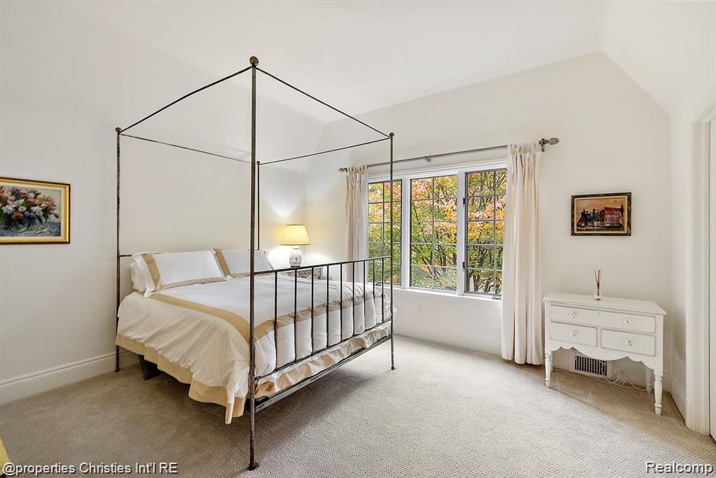 633 Hawthorne Street