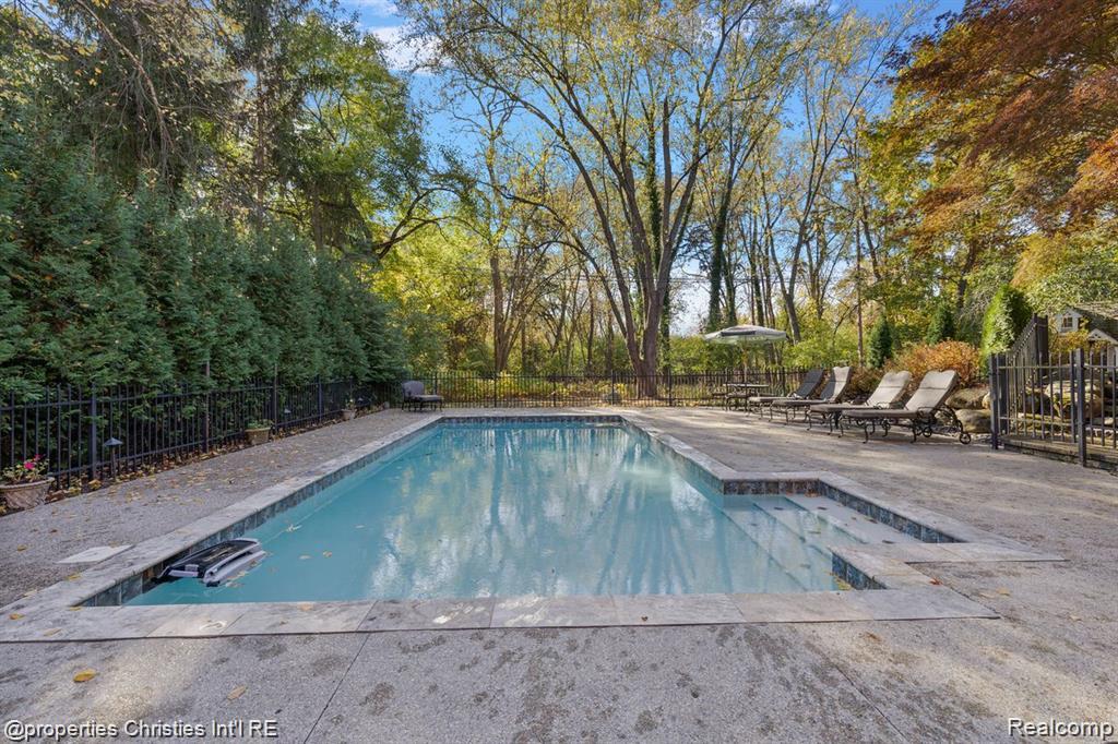 633 Hawthorne Street