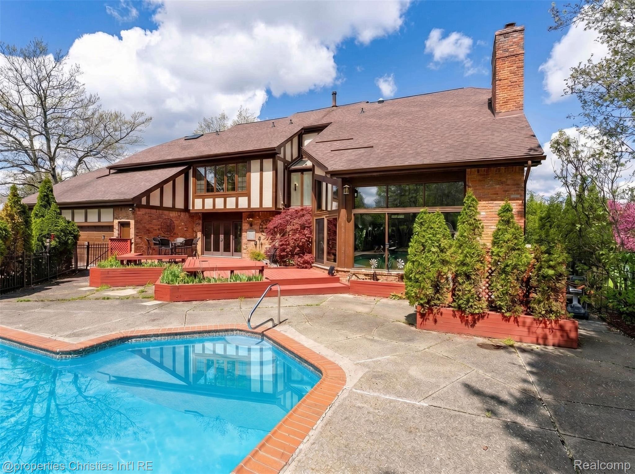 1743 Beechwood Way