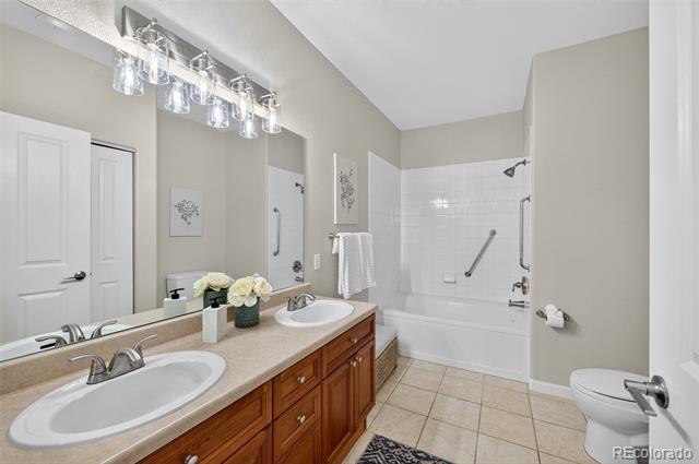 8427 S Hoyt Way Unit: 101