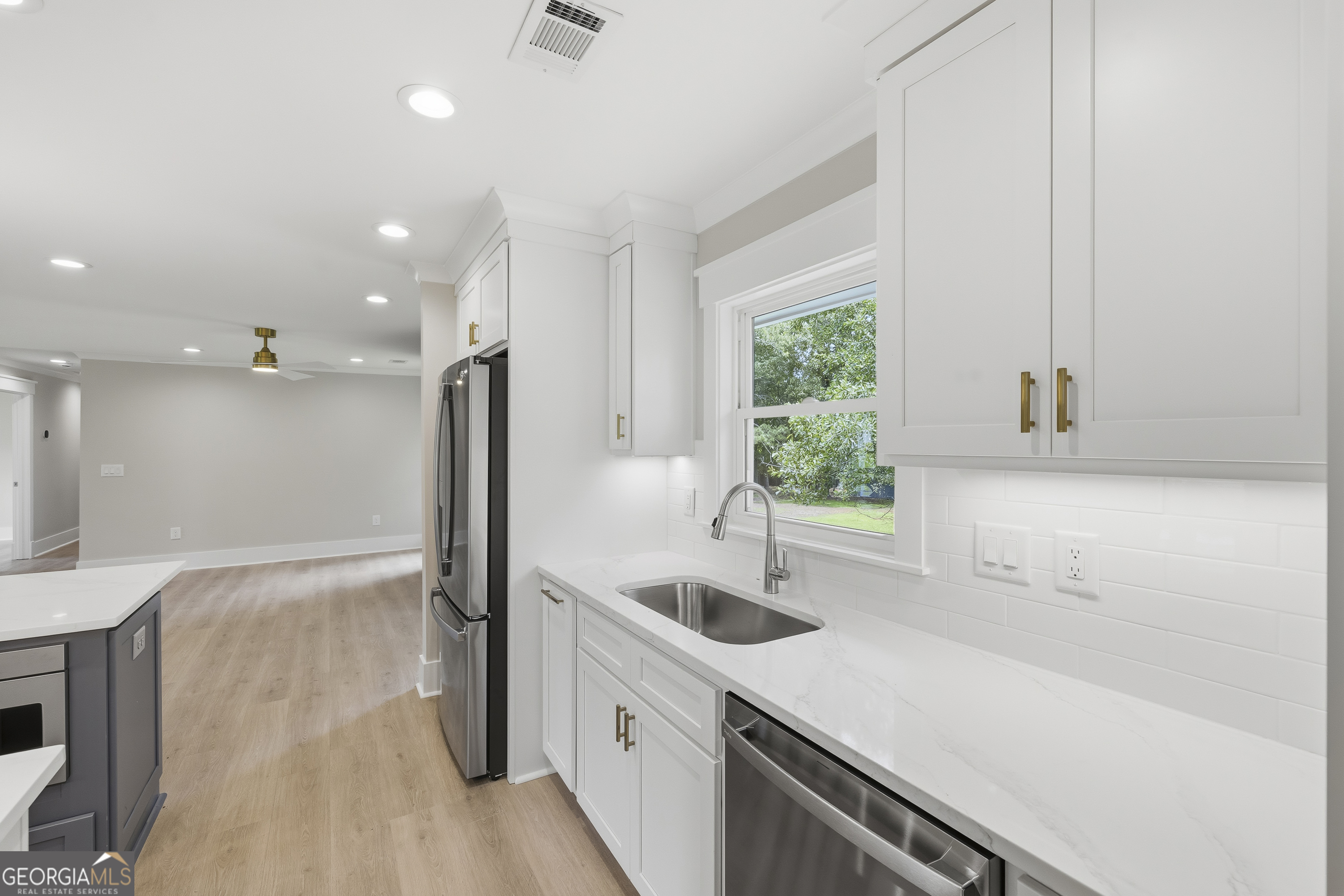 1090 Kenway Dr
