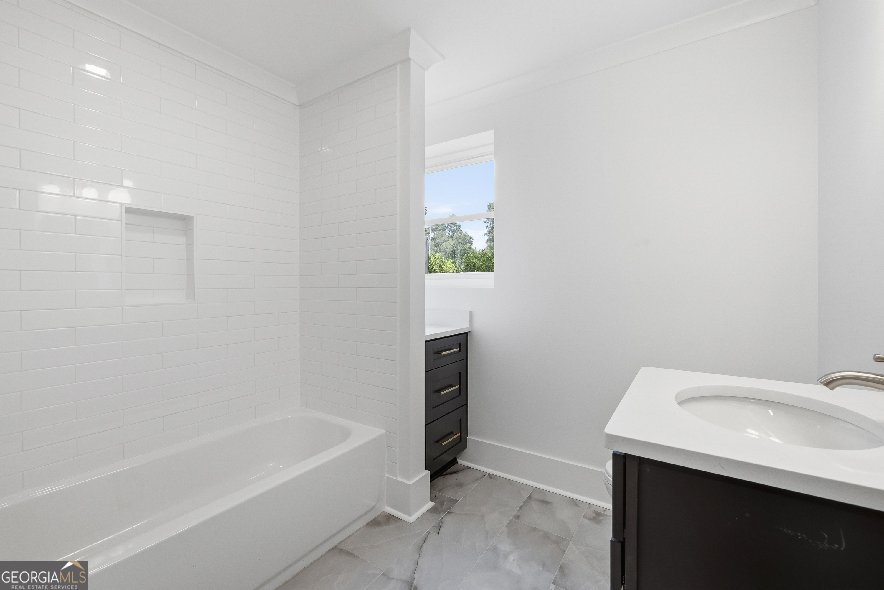 1090 Kenway Dr