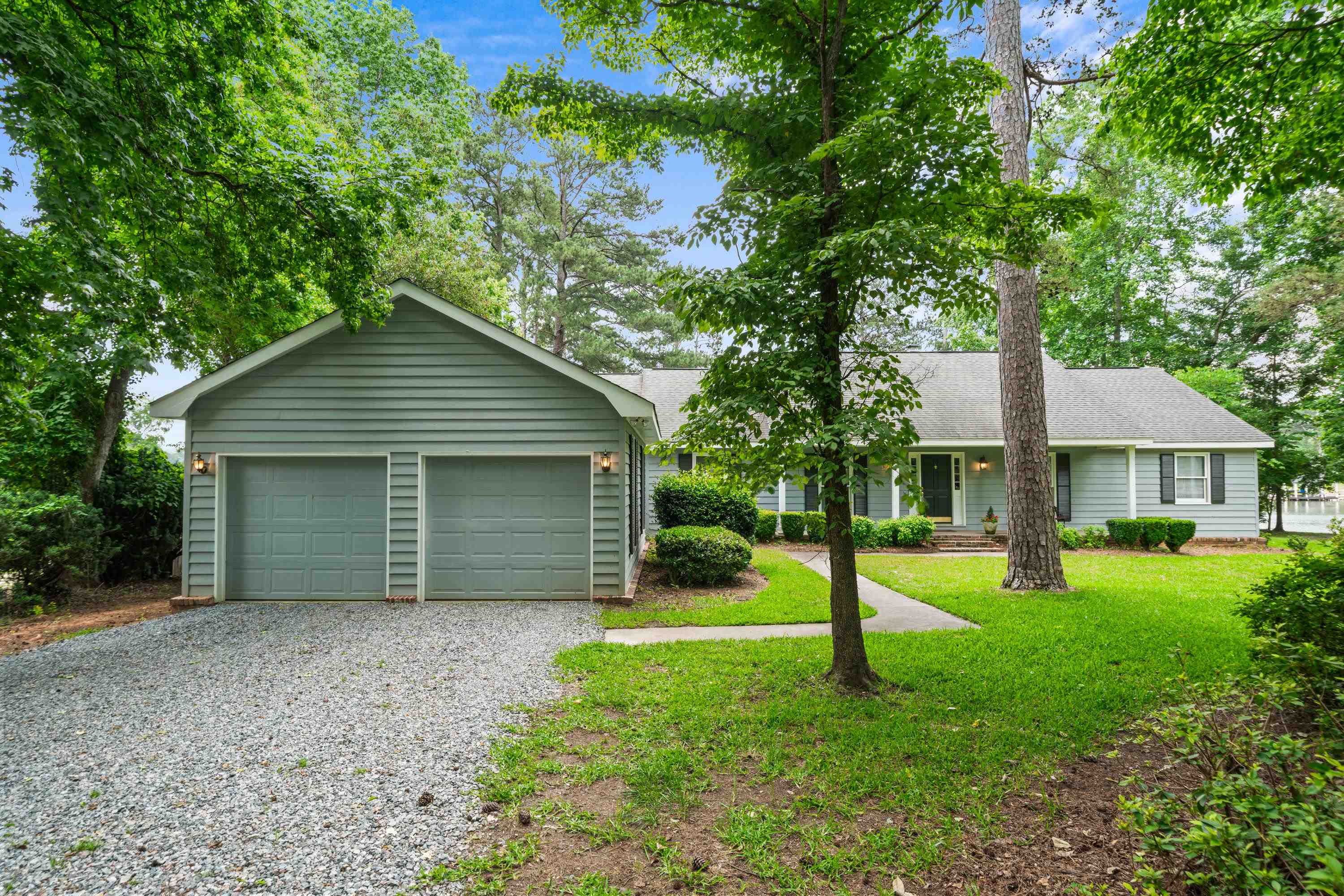 123 LAKECREST DRIVE