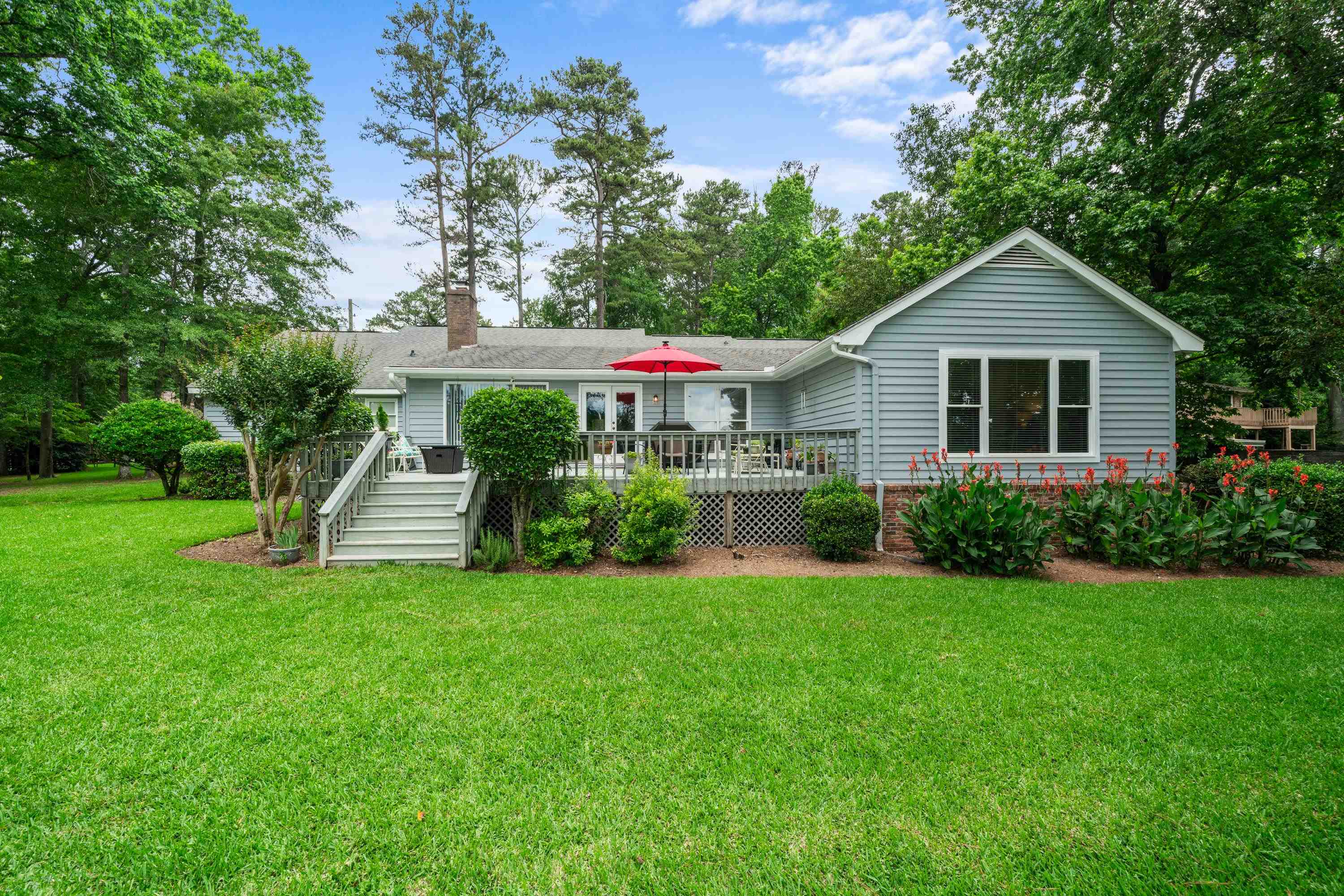 123 LAKECREST DRIVE