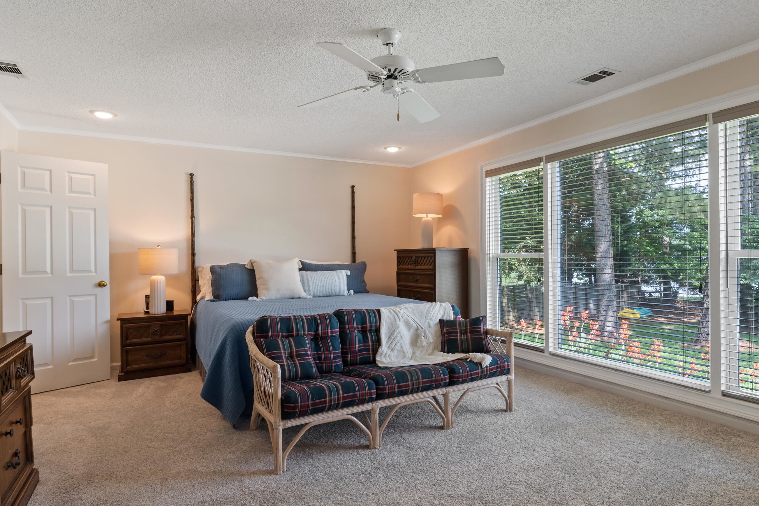 123 LAKECREST DRIVE