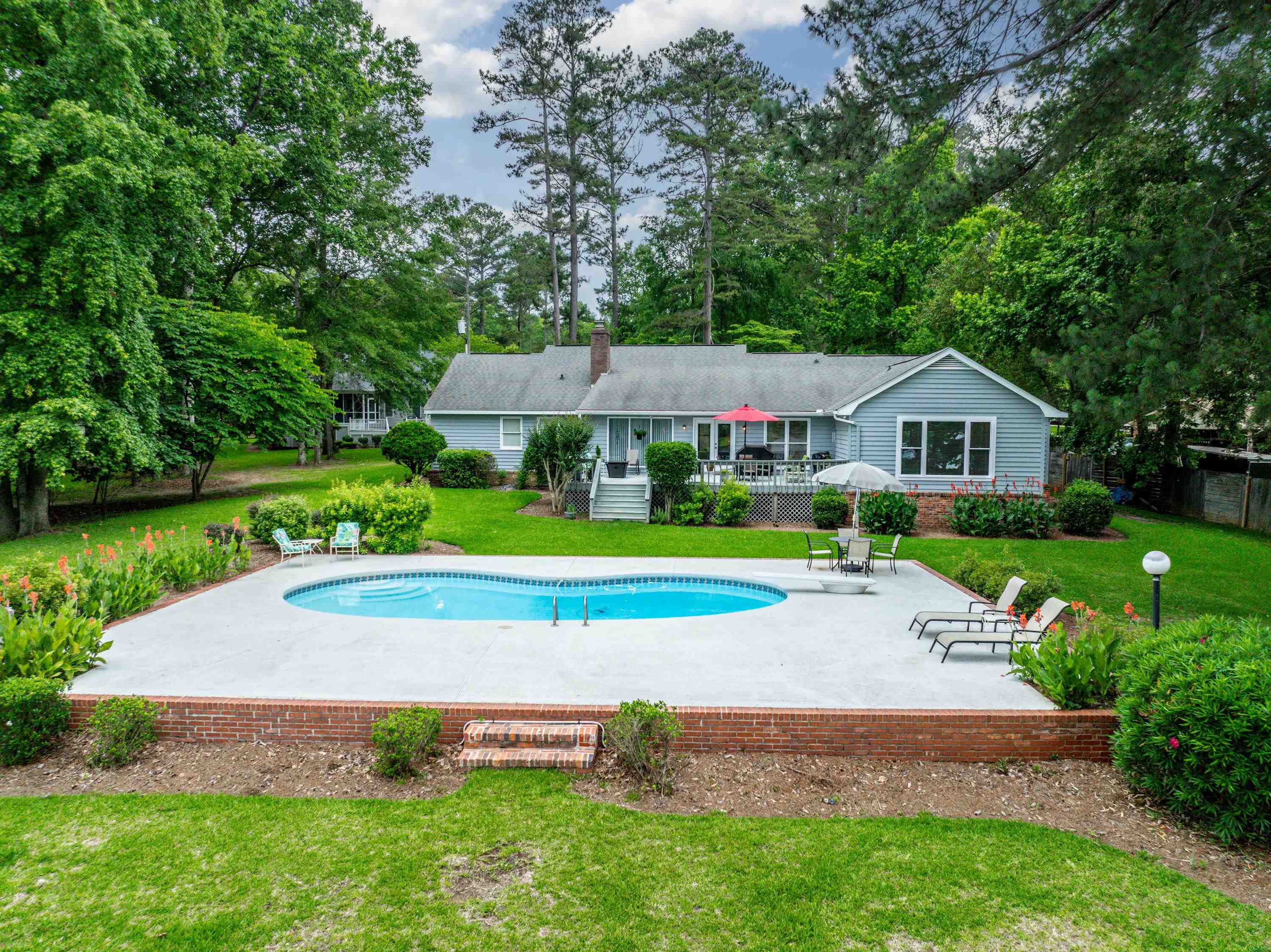 123 LAKECREST DRIVE