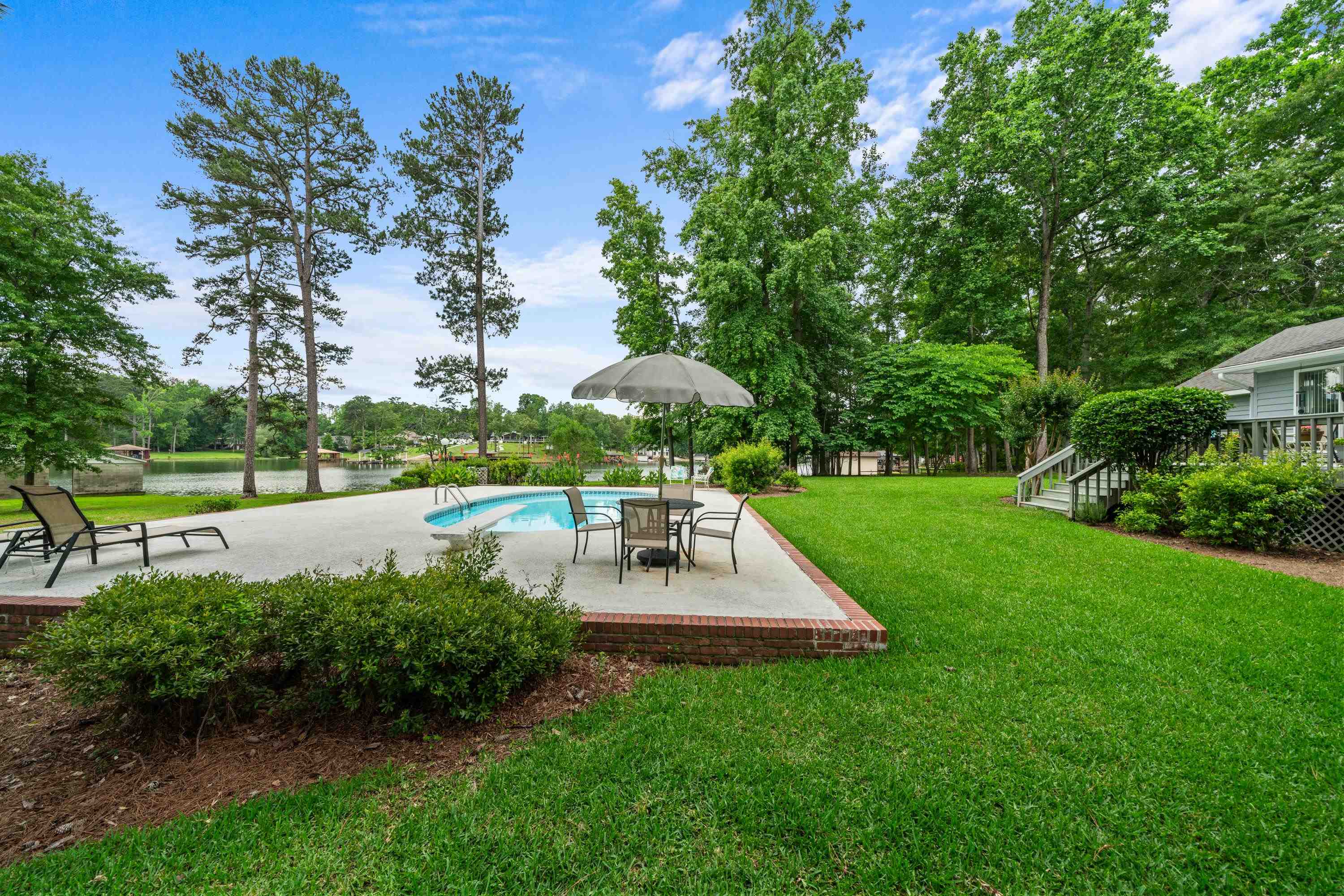123 LAKECREST DRIVE