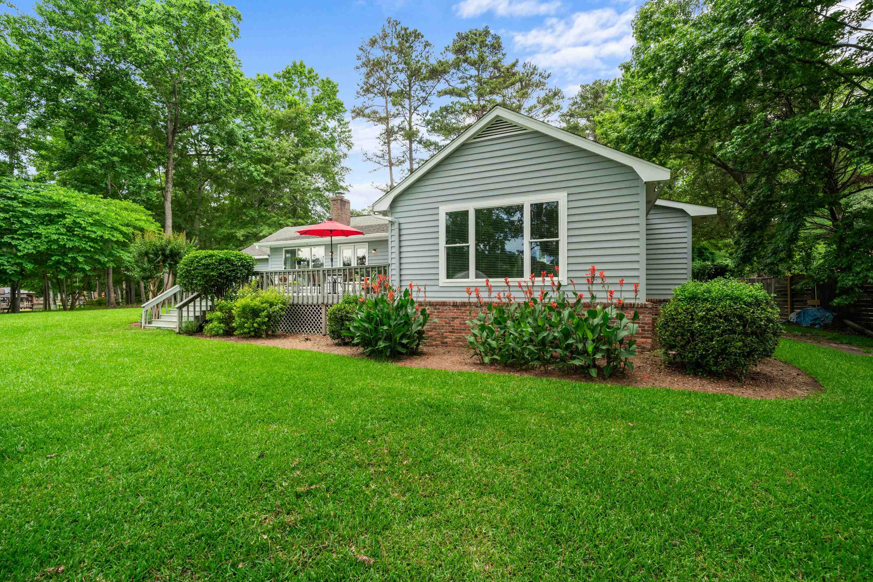 123 LAKECREST DRIVE