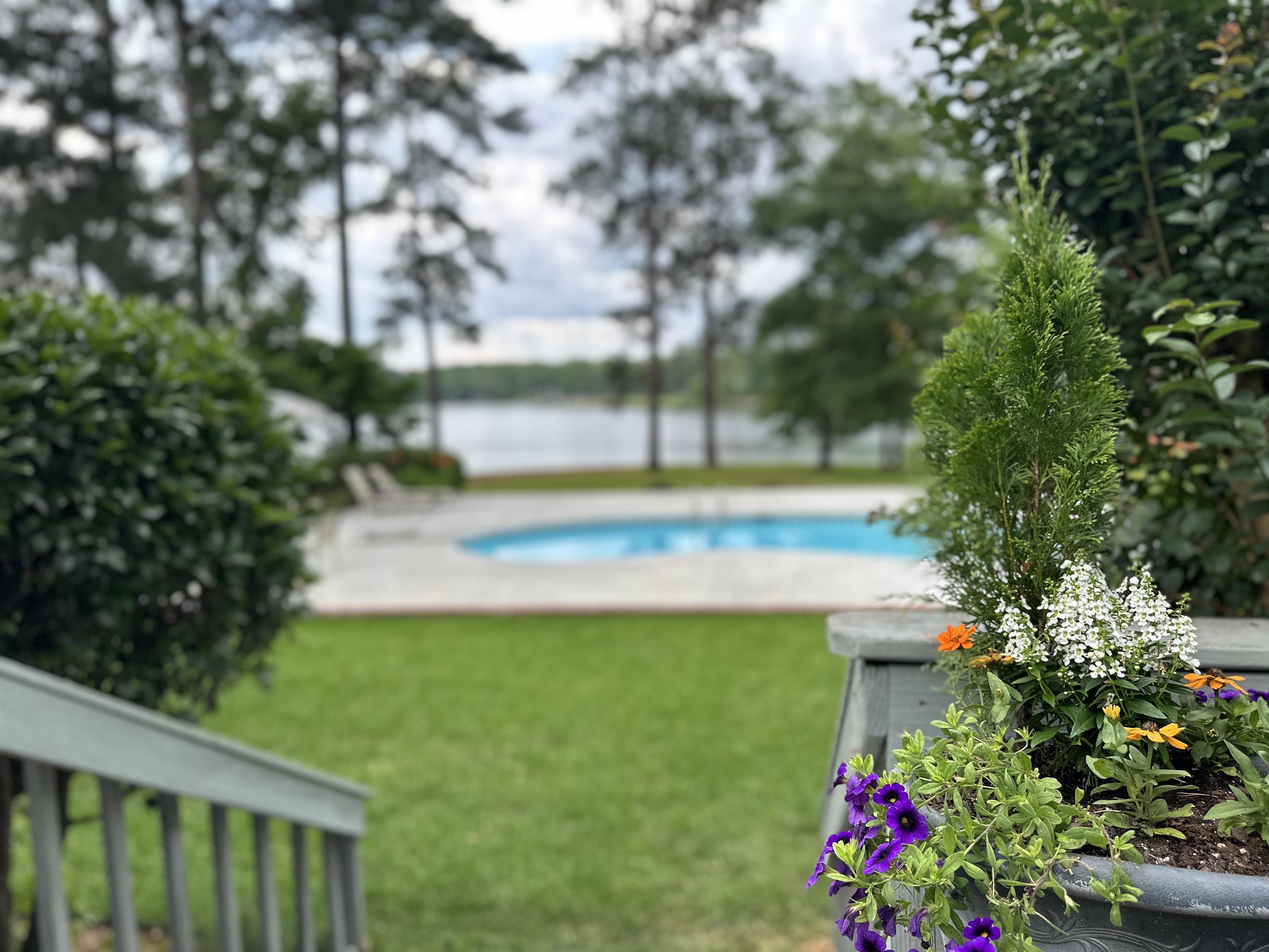 123 LAKECREST DRIVE
