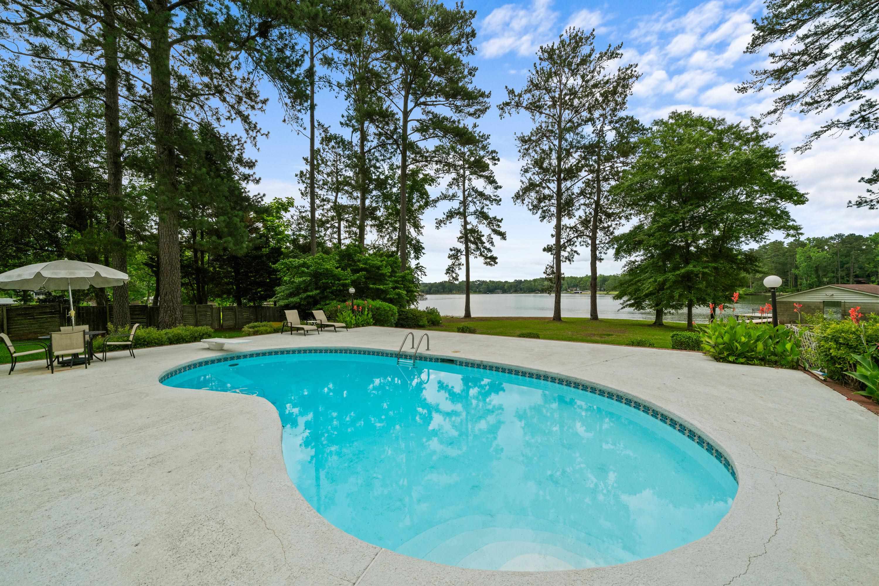 123 LAKECREST DRIVE