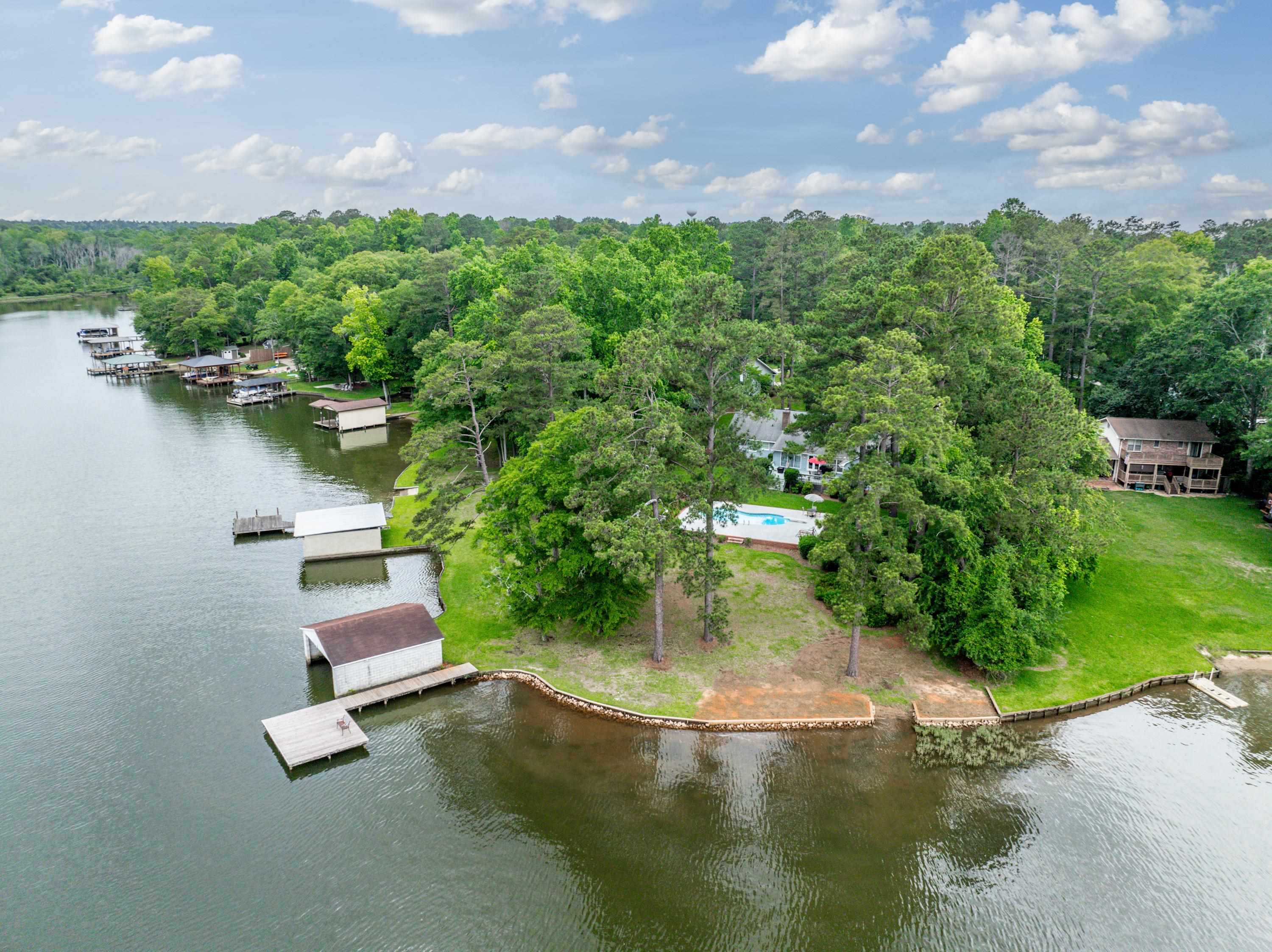 123 LAKECREST DRIVE