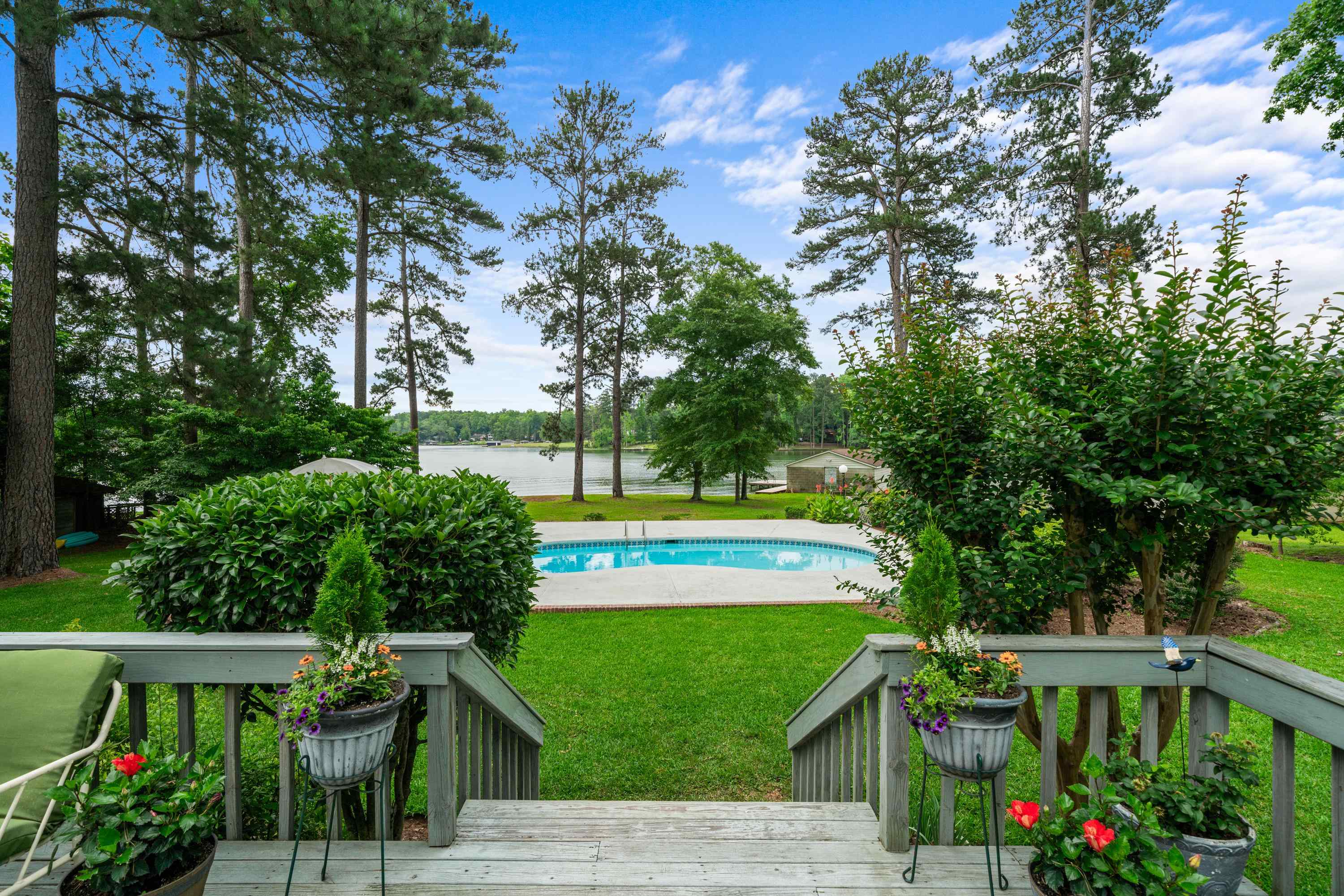 123 LAKECREST DRIVE