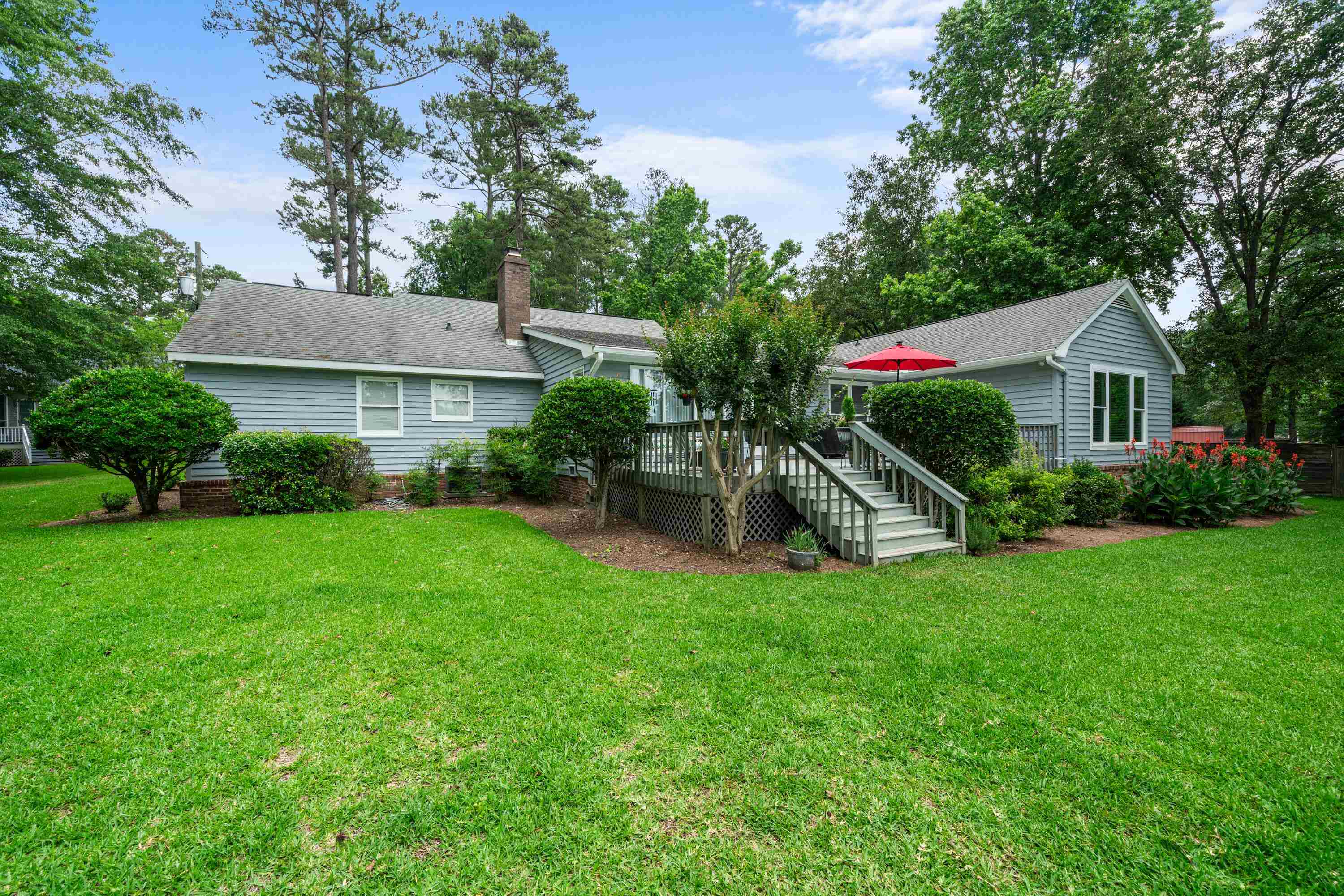 123 LAKECREST DRIVE