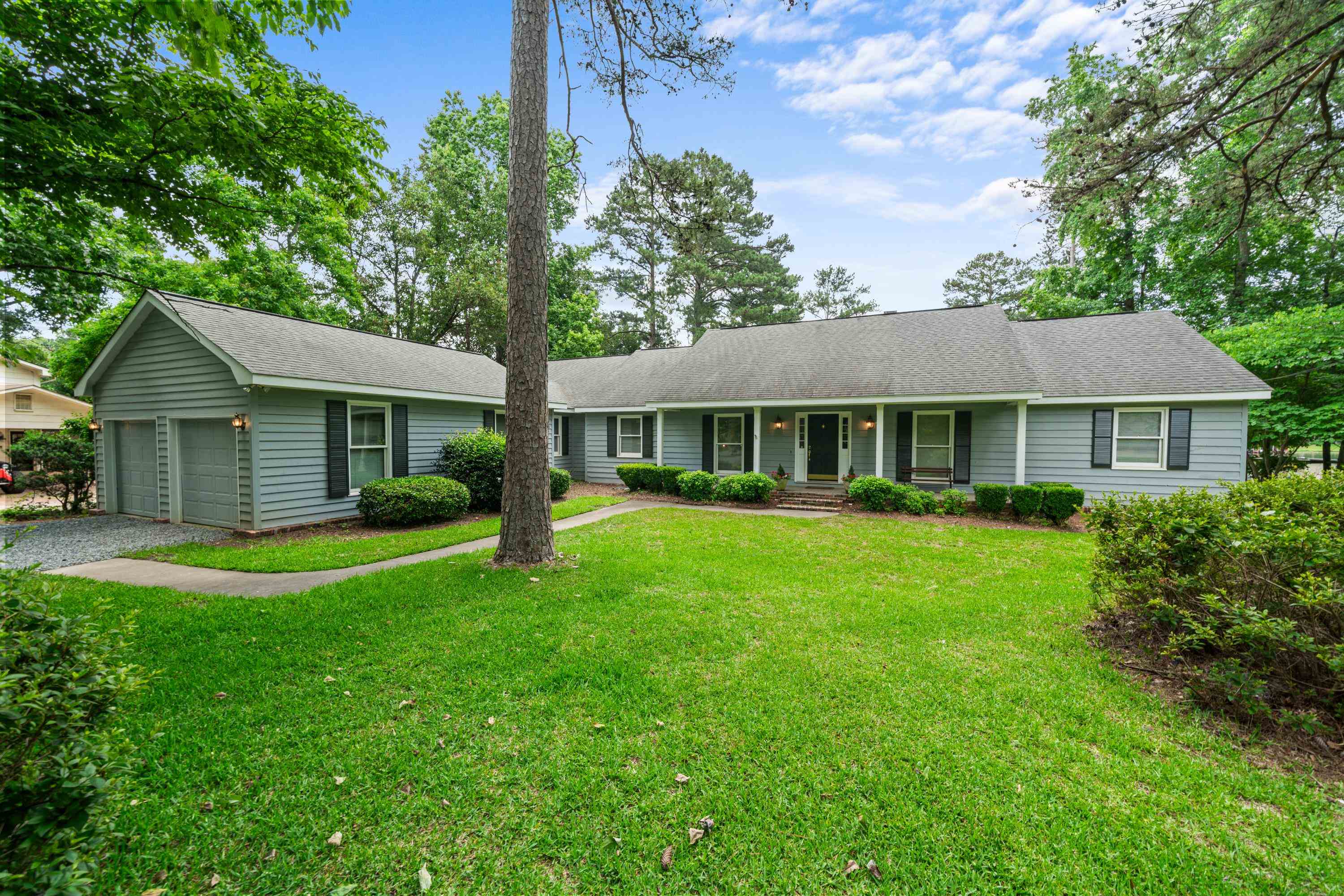 123 LAKECREST DRIVE