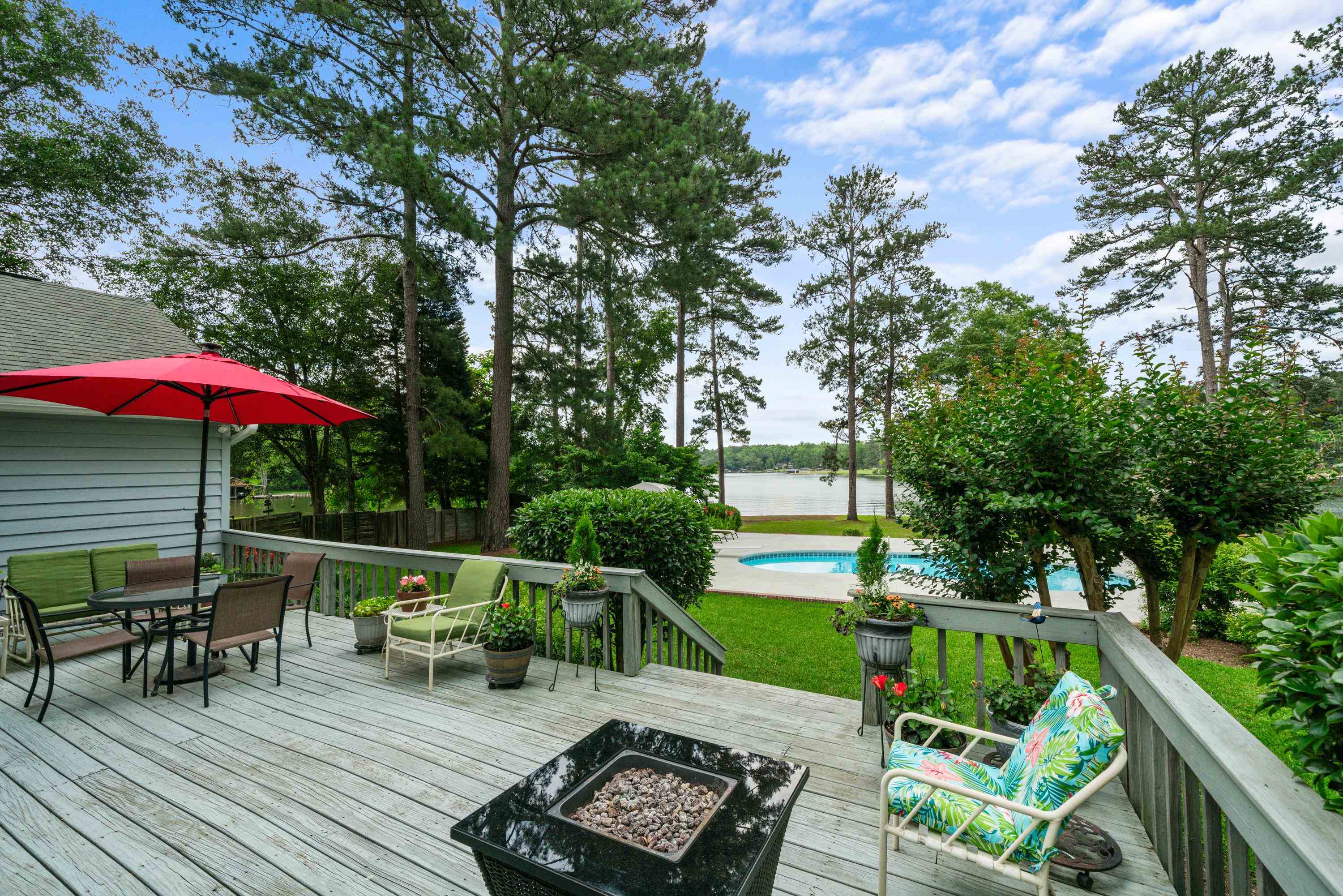 123 LAKECREST DRIVE