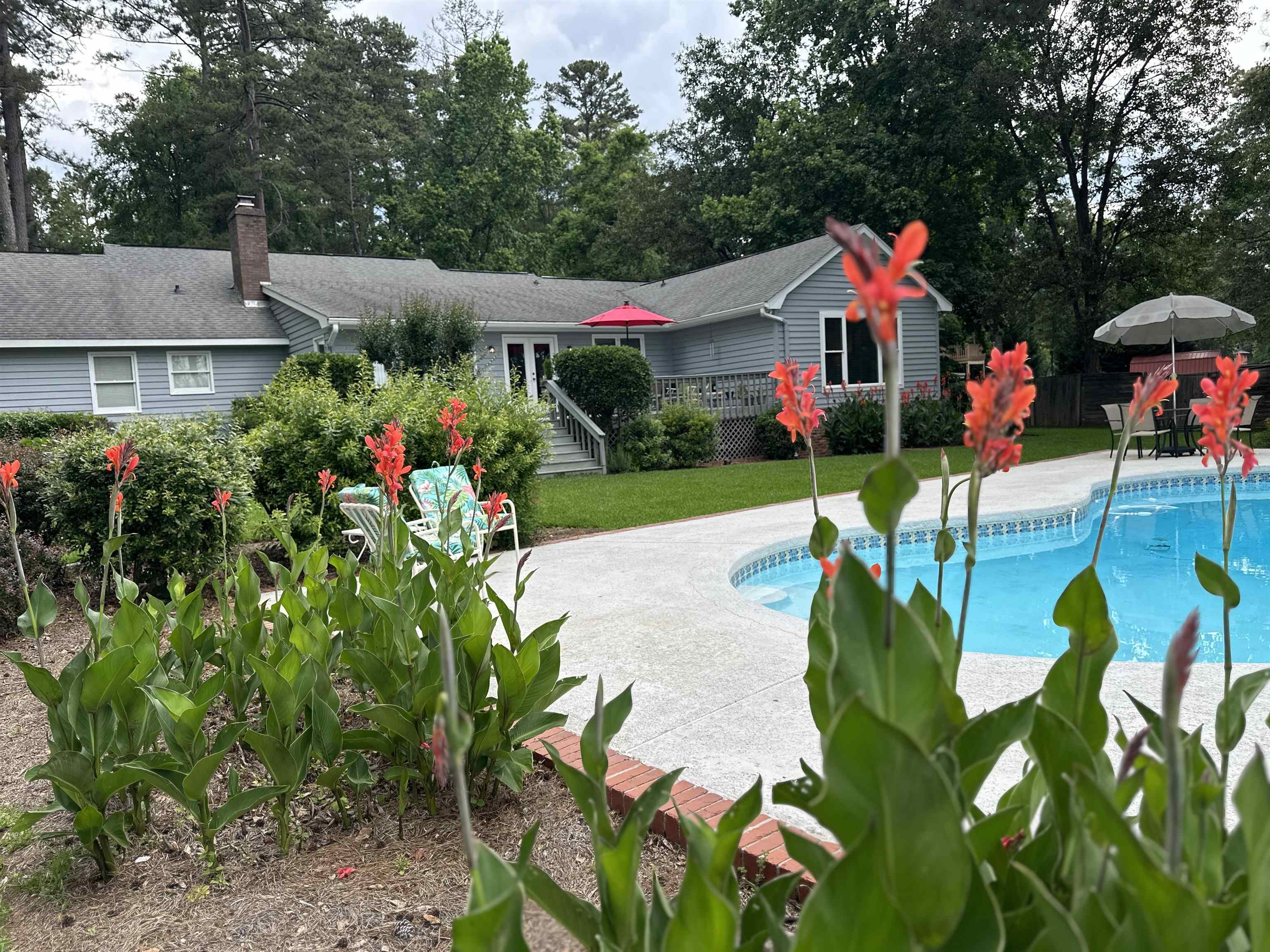 123 LAKECREST DRIVE
