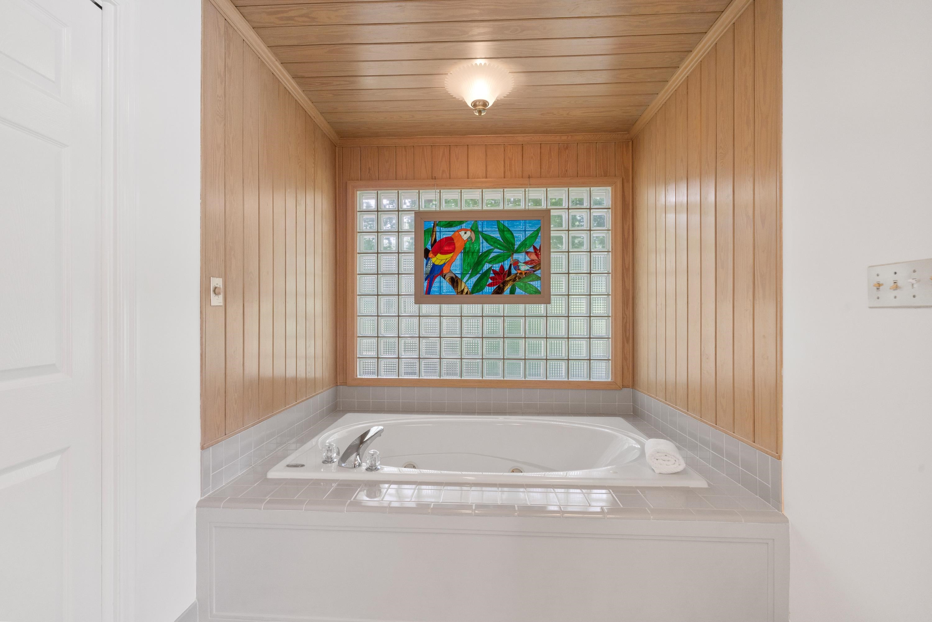 123 LAKECREST DRIVE