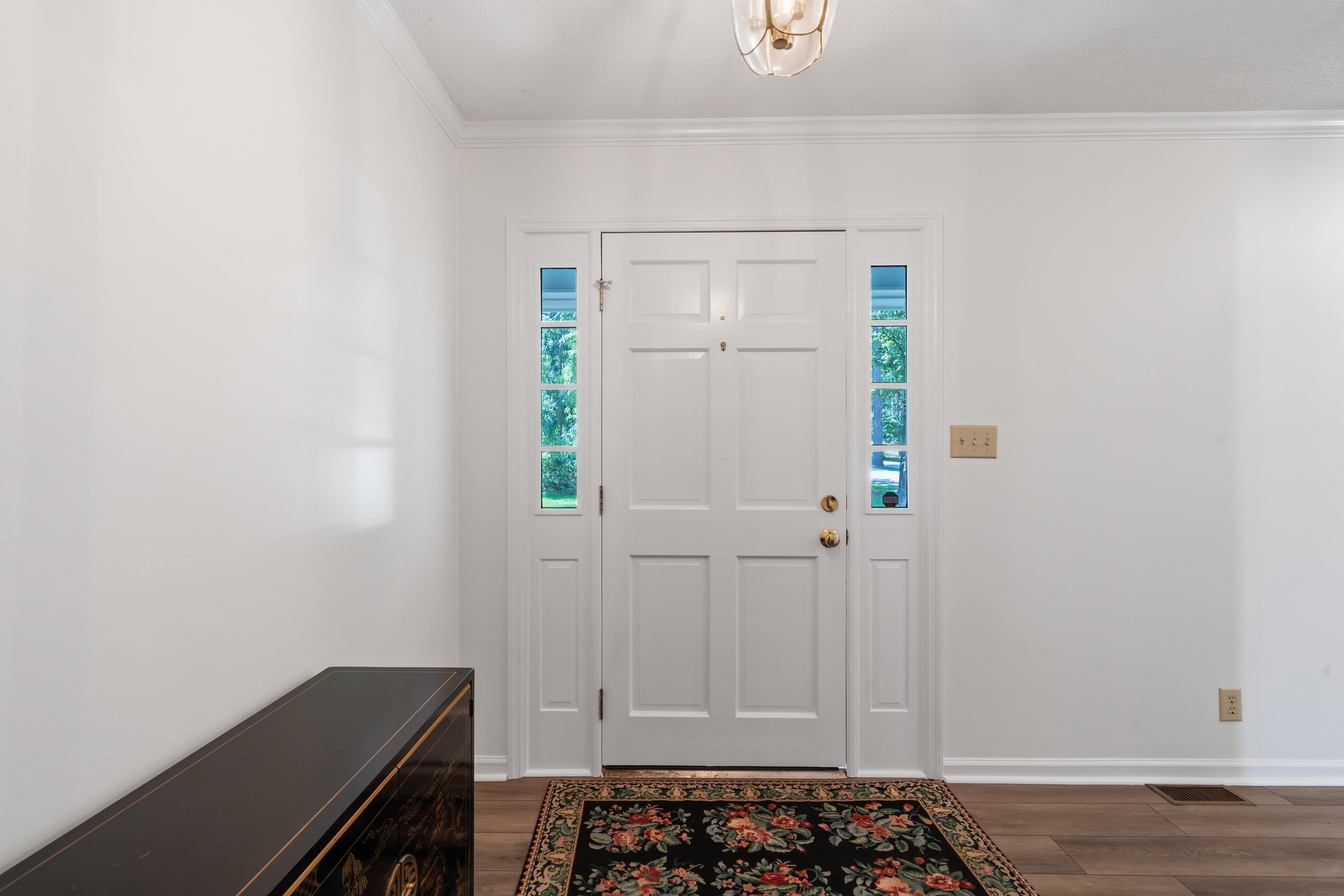 123 LAKECREST DRIVE