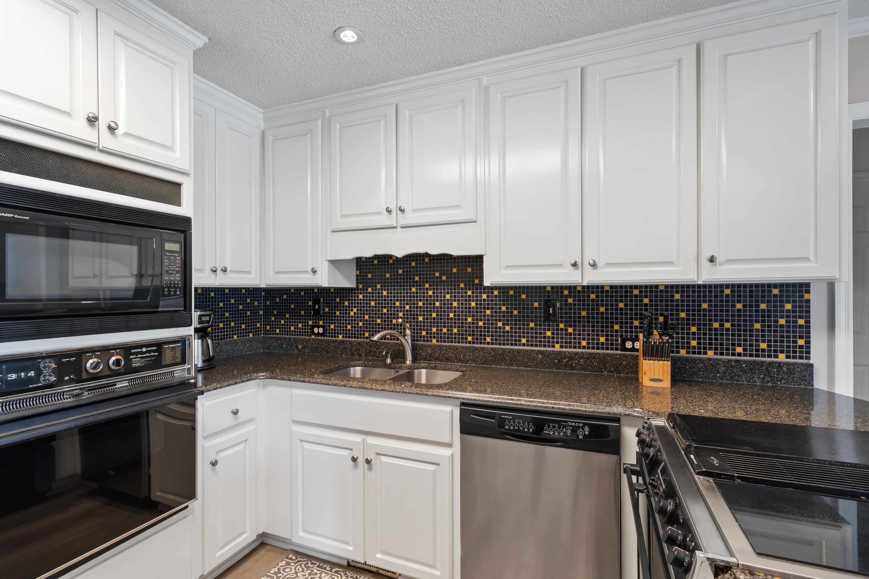 123 LAKECREST DRIVE