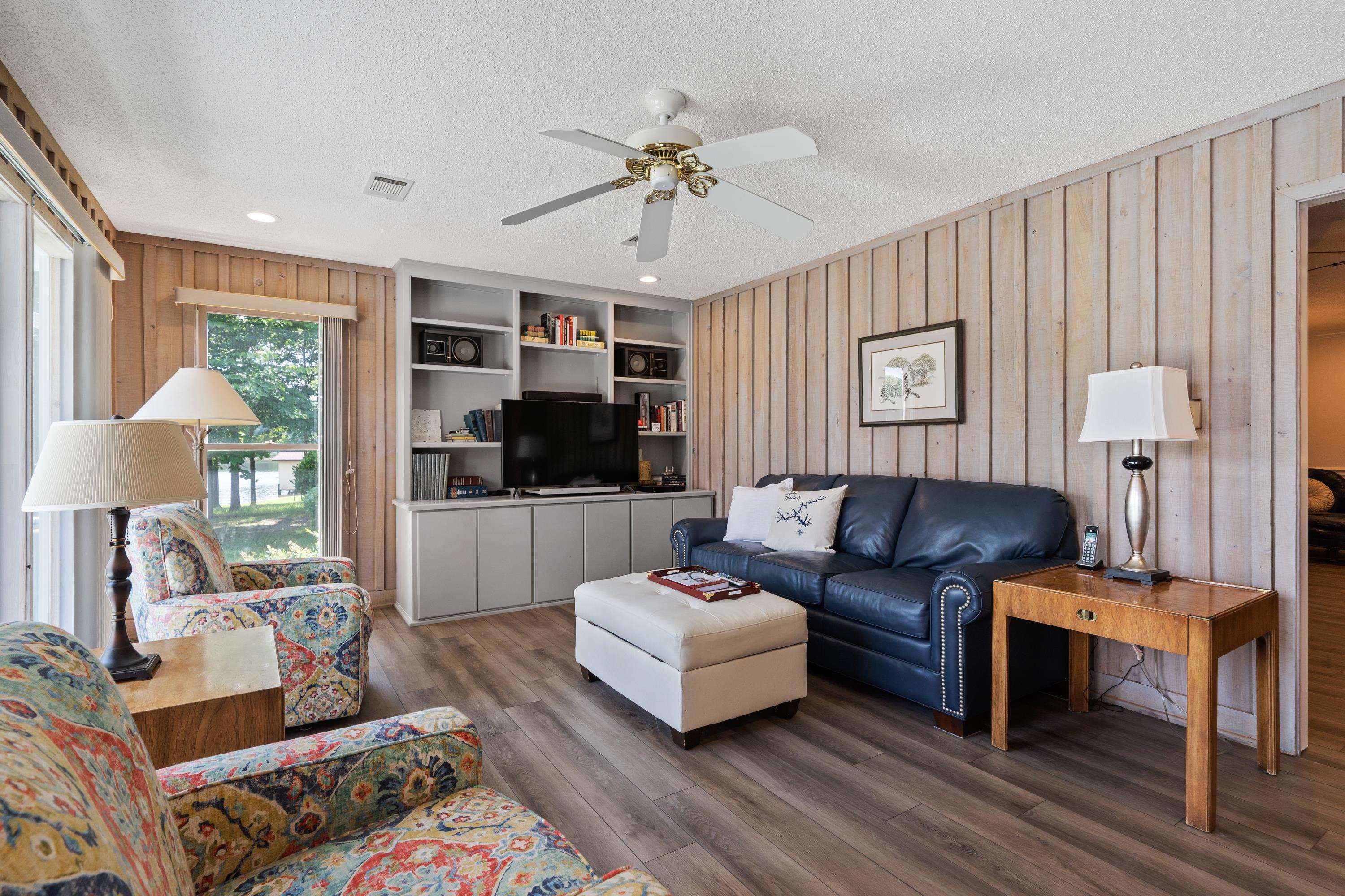 123 LAKECREST DRIVE