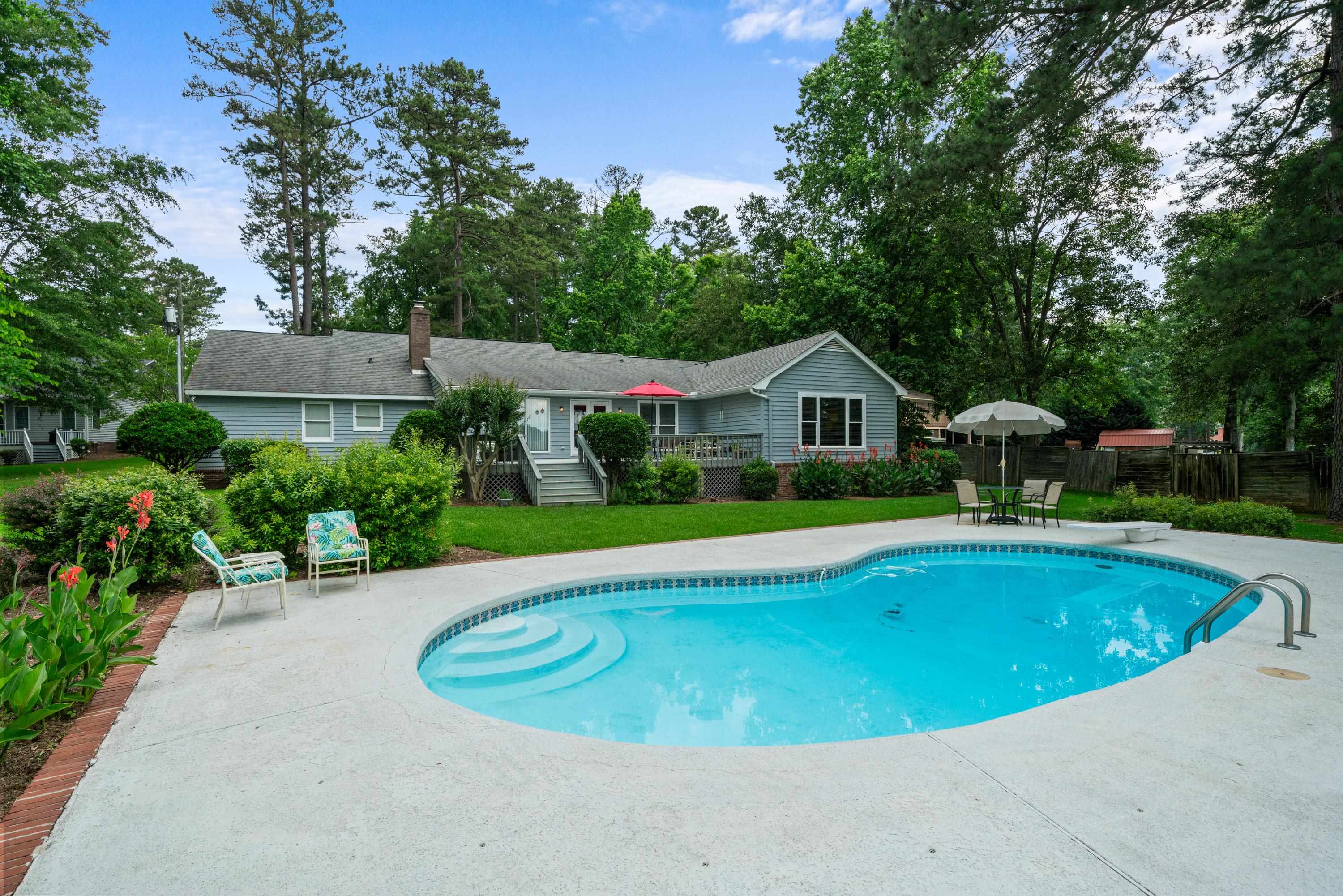 123 LAKECREST DRIVE