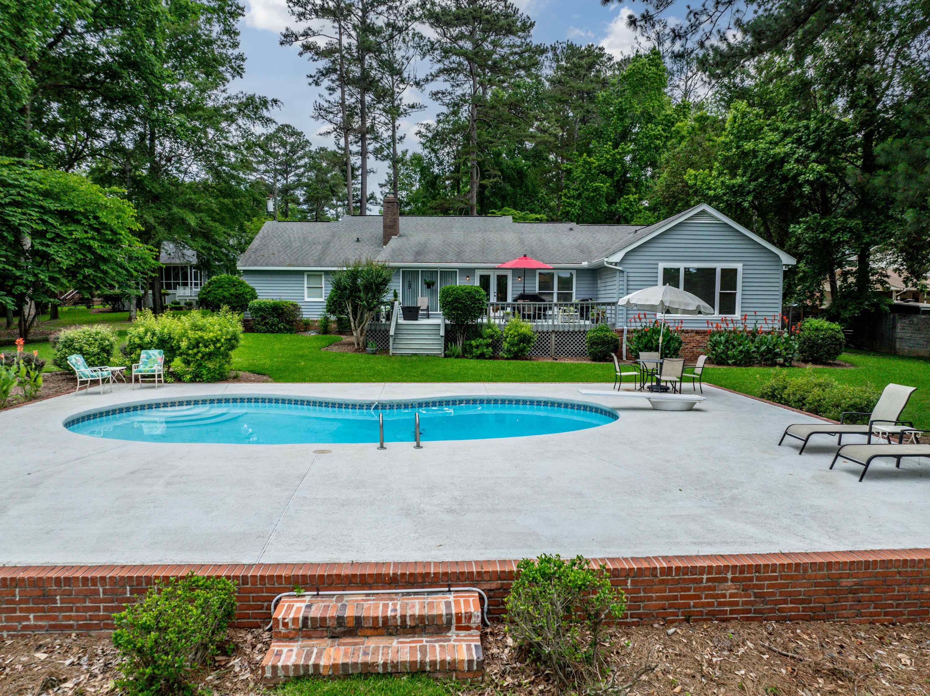 123 LAKECREST DRIVE