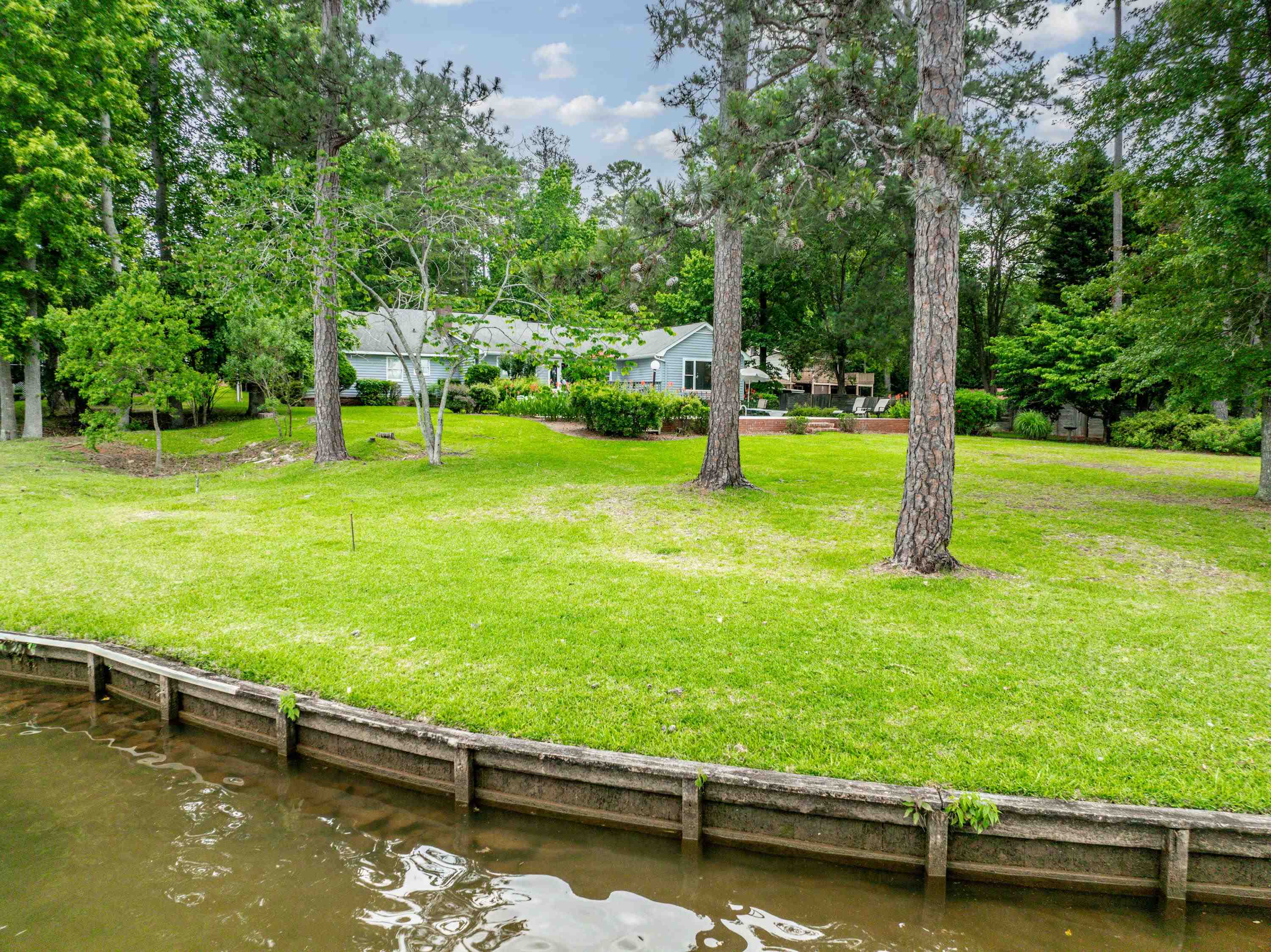 123 LAKECREST DRIVE