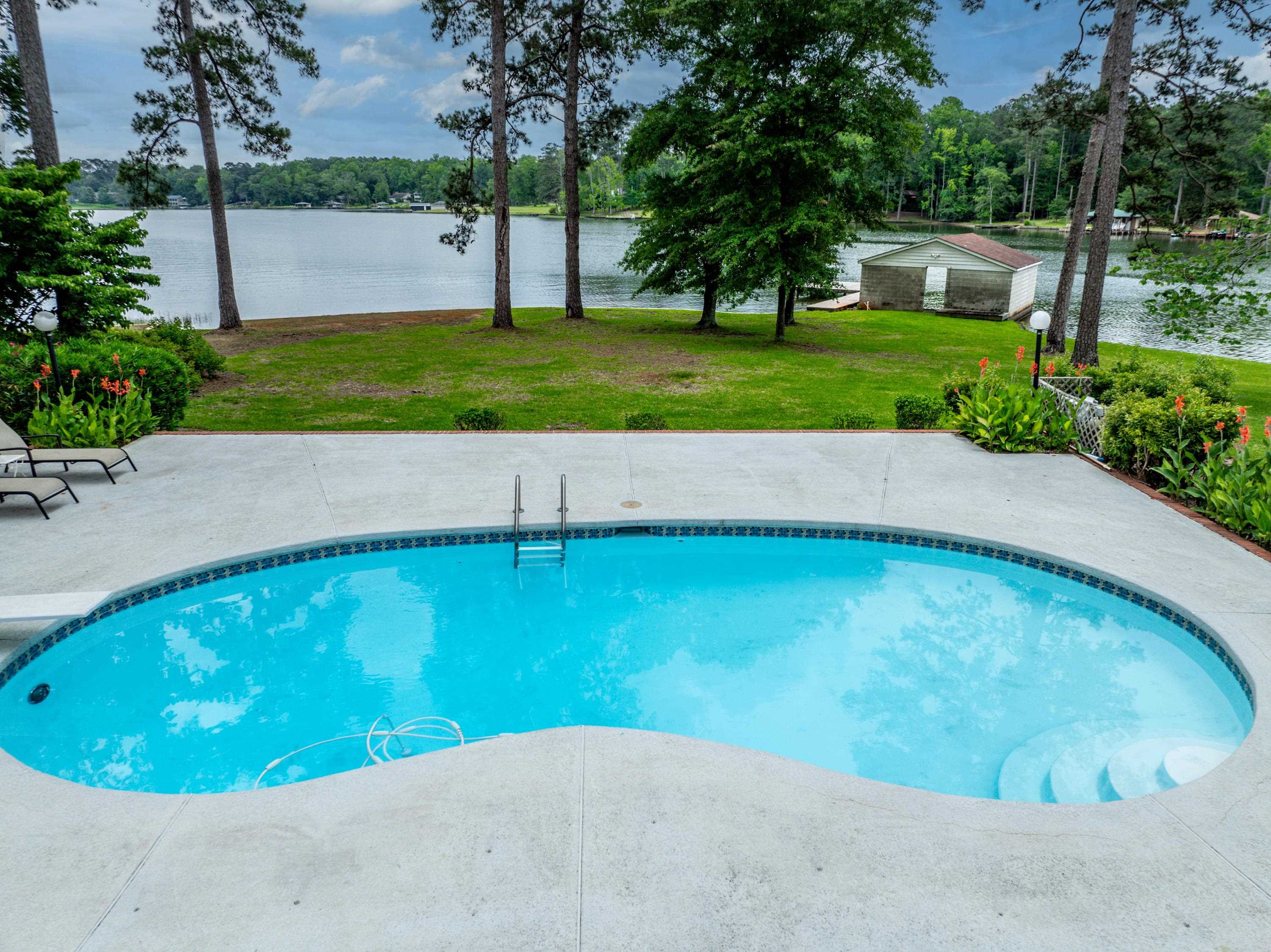123 LAKECREST DRIVE