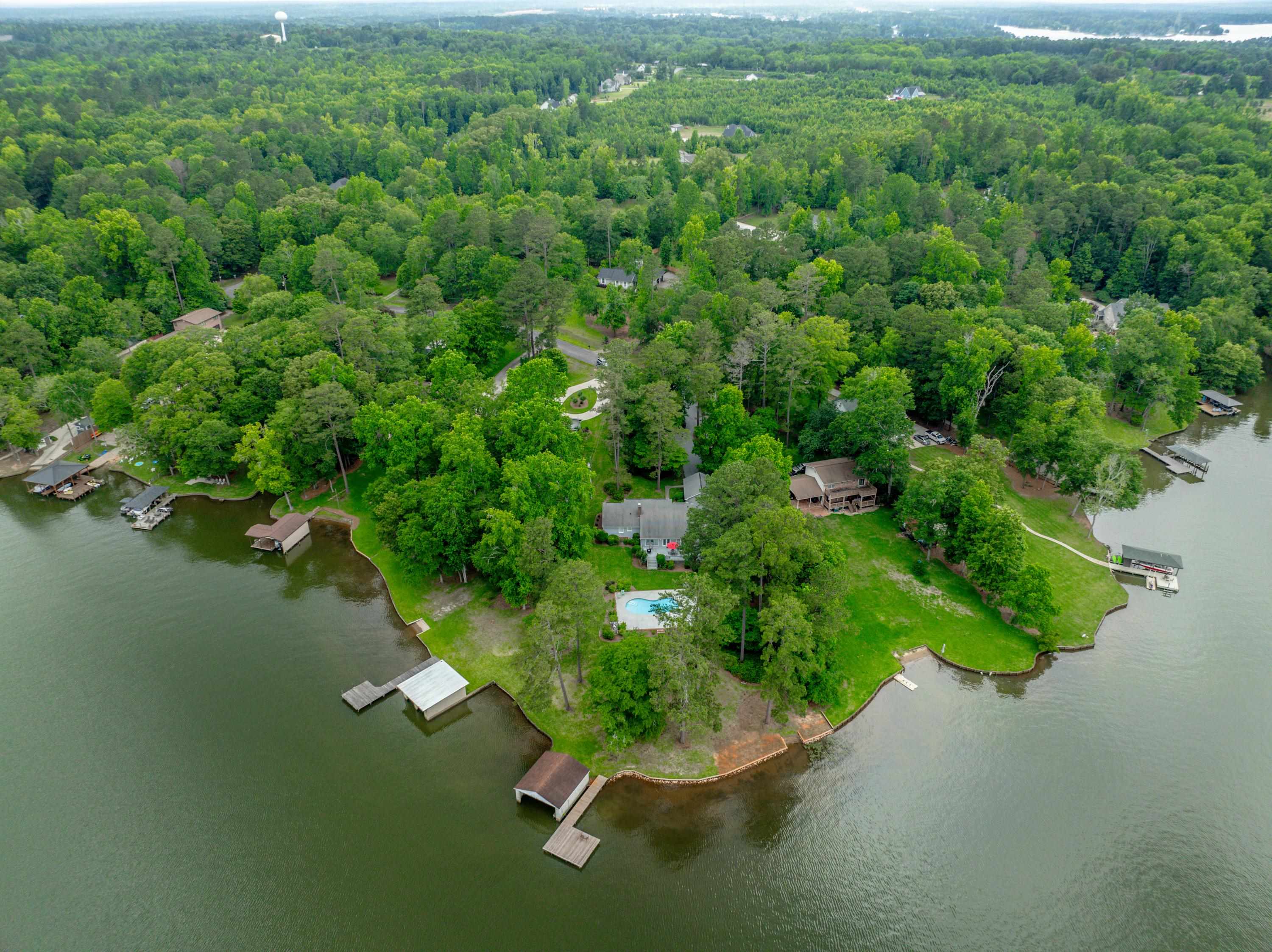 123 LAKECREST DRIVE