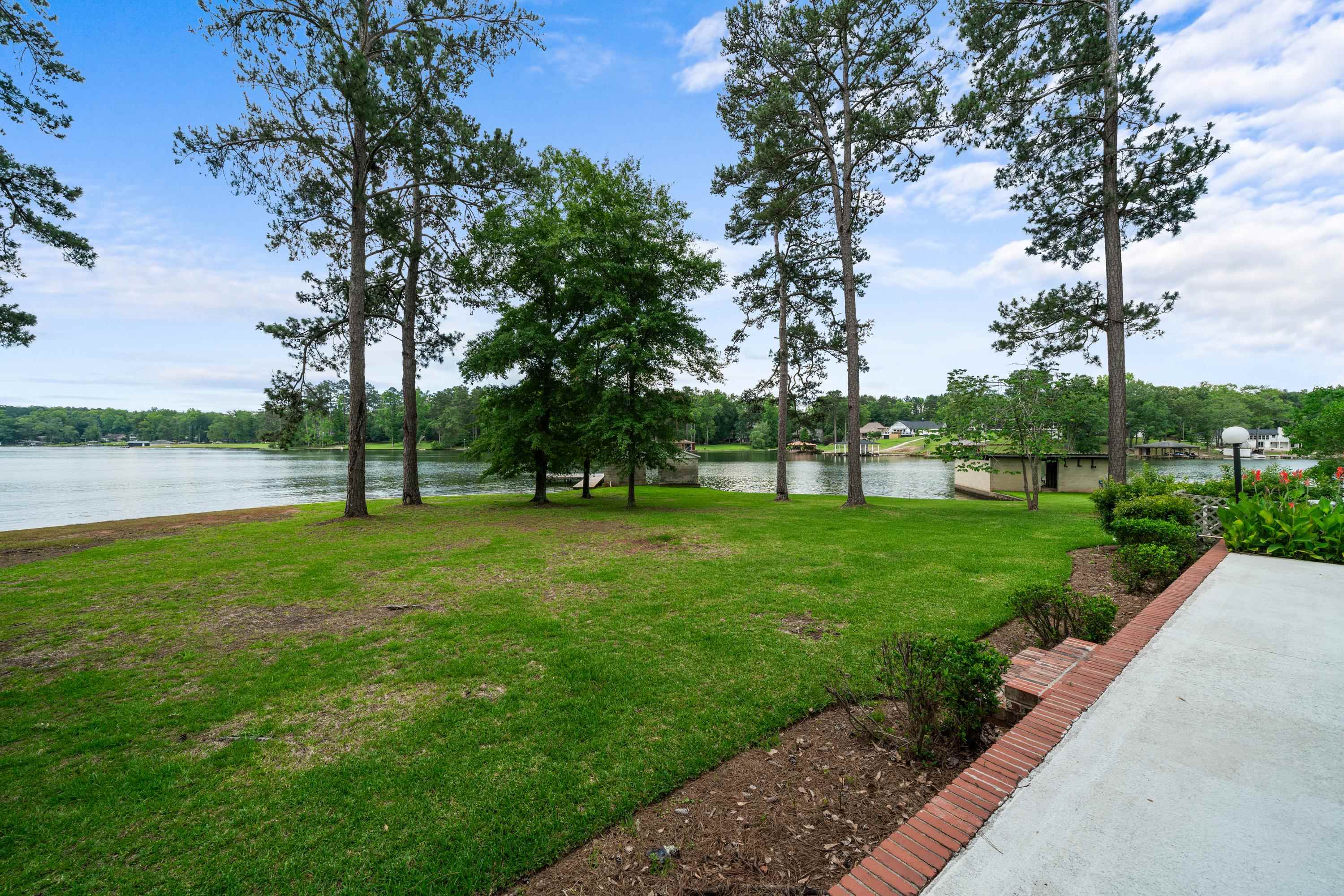 123 LAKECREST DRIVE