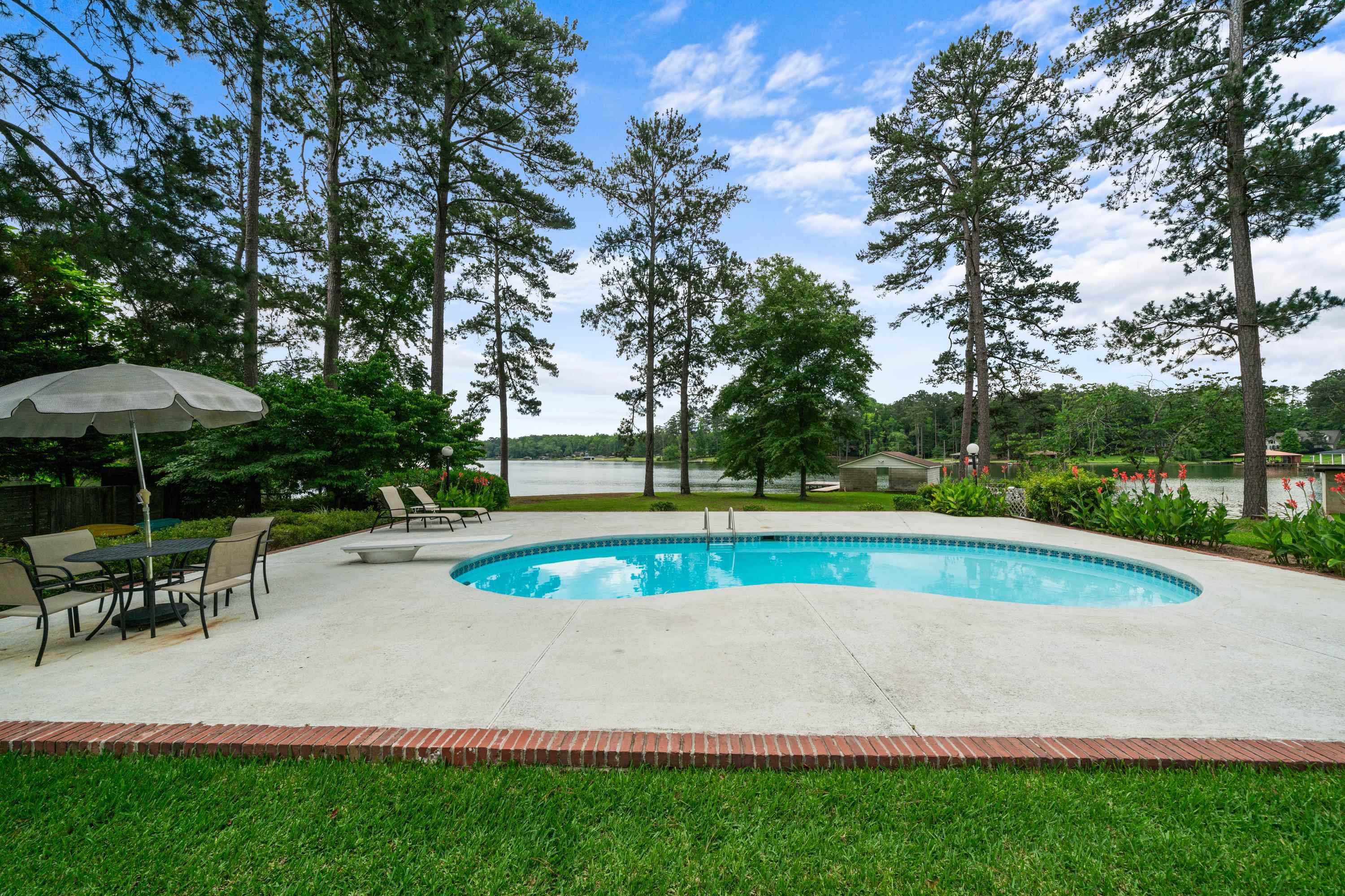123 LAKECREST DRIVE