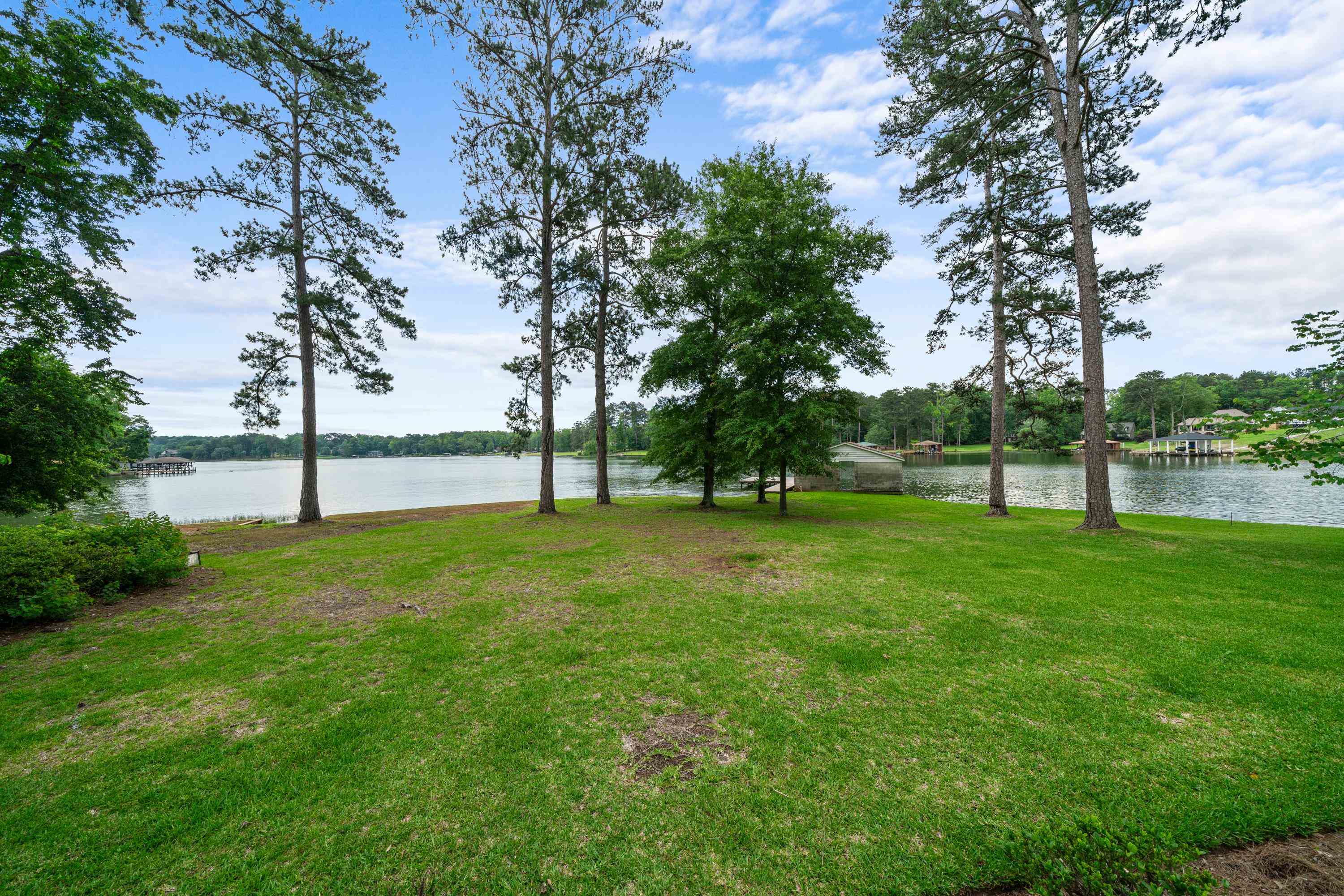 123 LAKECREST DRIVE