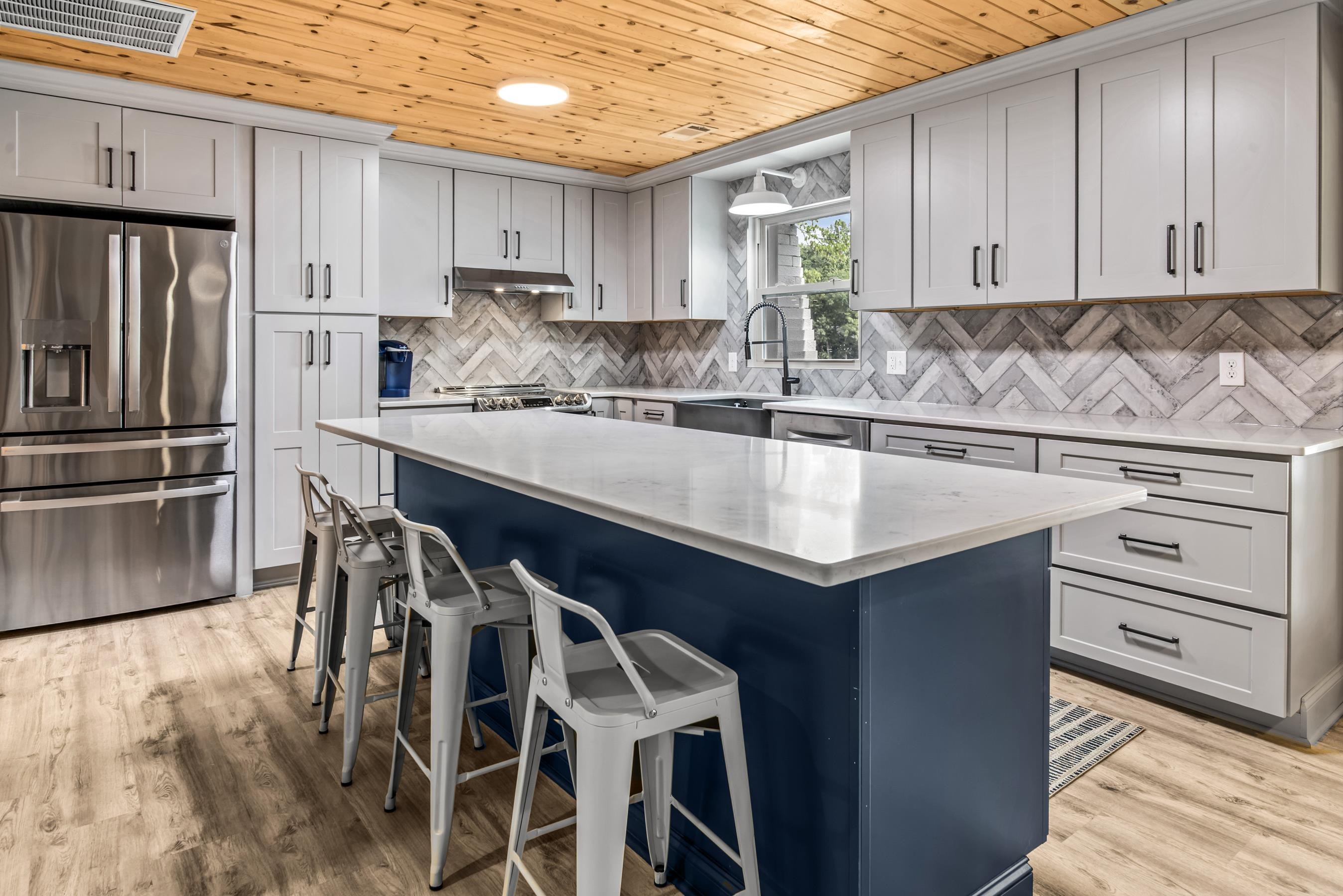 307 W LAKEVIEW DRIVE