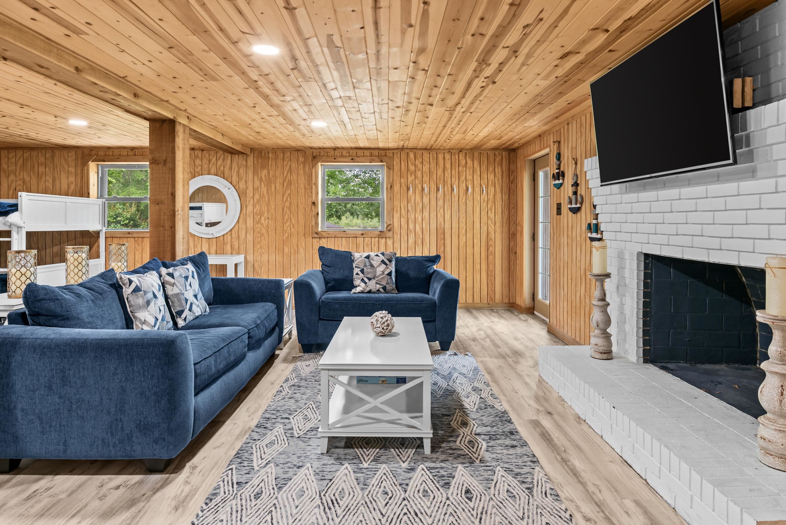 307 W LAKEVIEW DRIVE