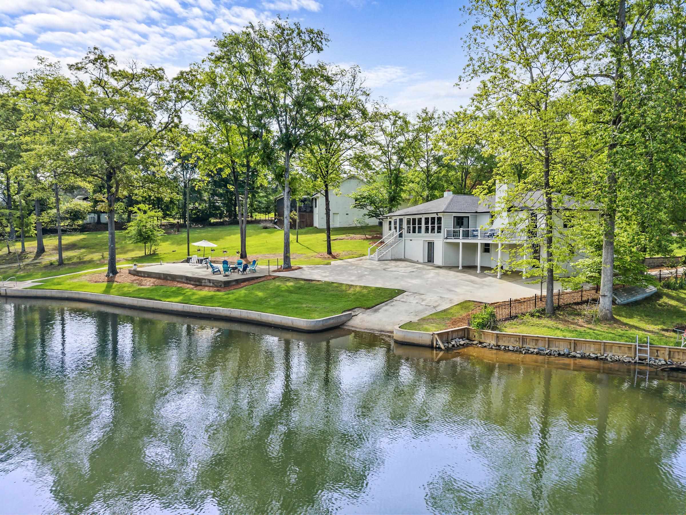 307 W LAKEVIEW DRIVE