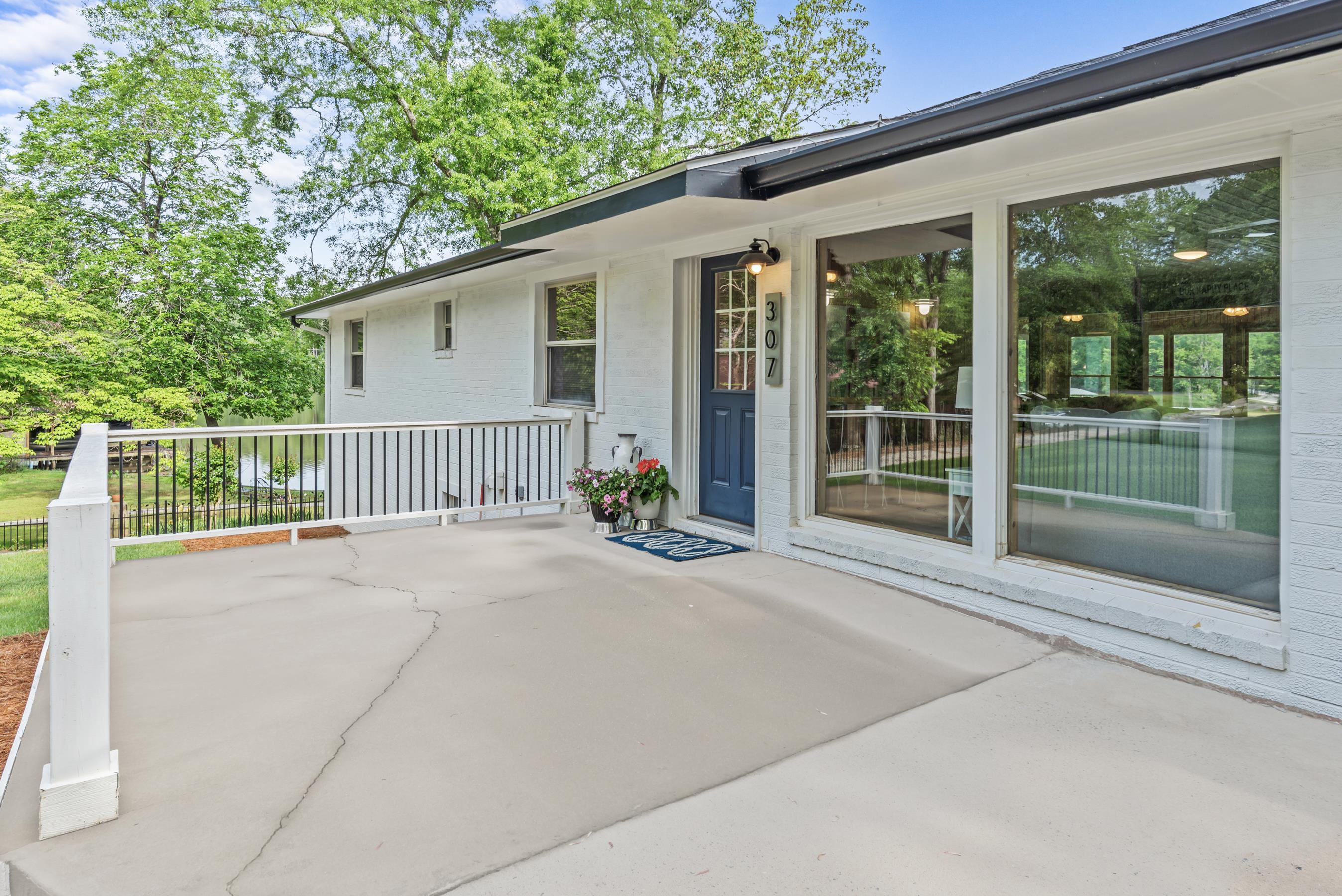307 W LAKEVIEW DRIVE