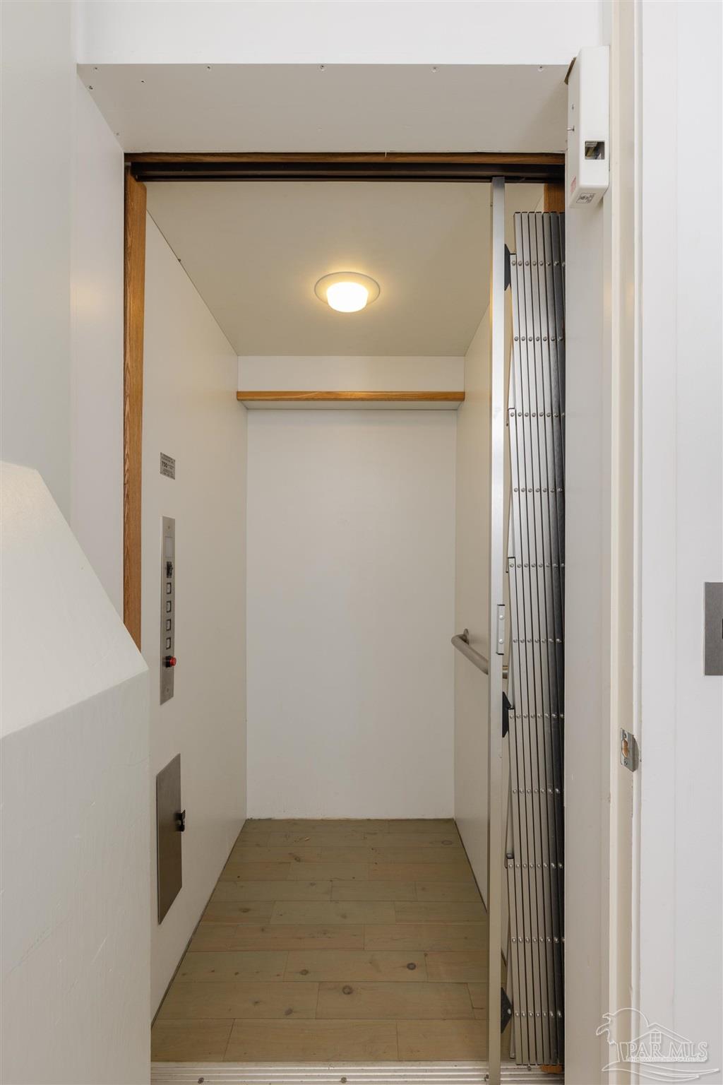 27 E Galvez Ct