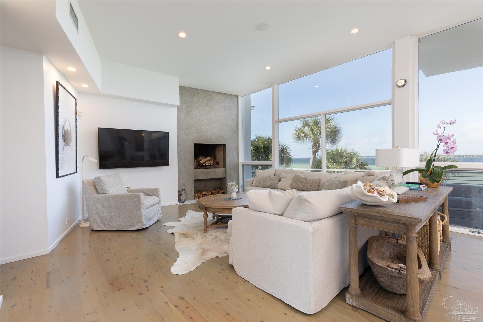 27 E Galvez Ct