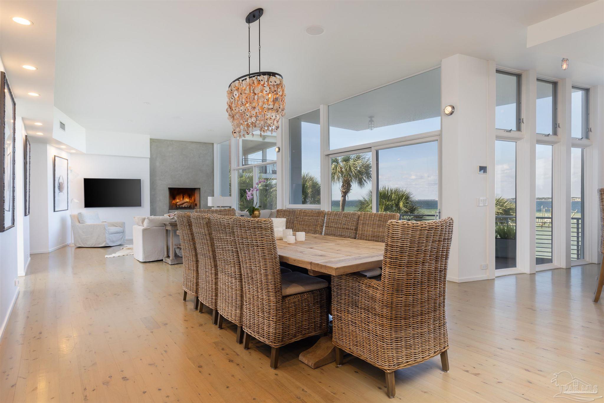 27 E Galvez Ct