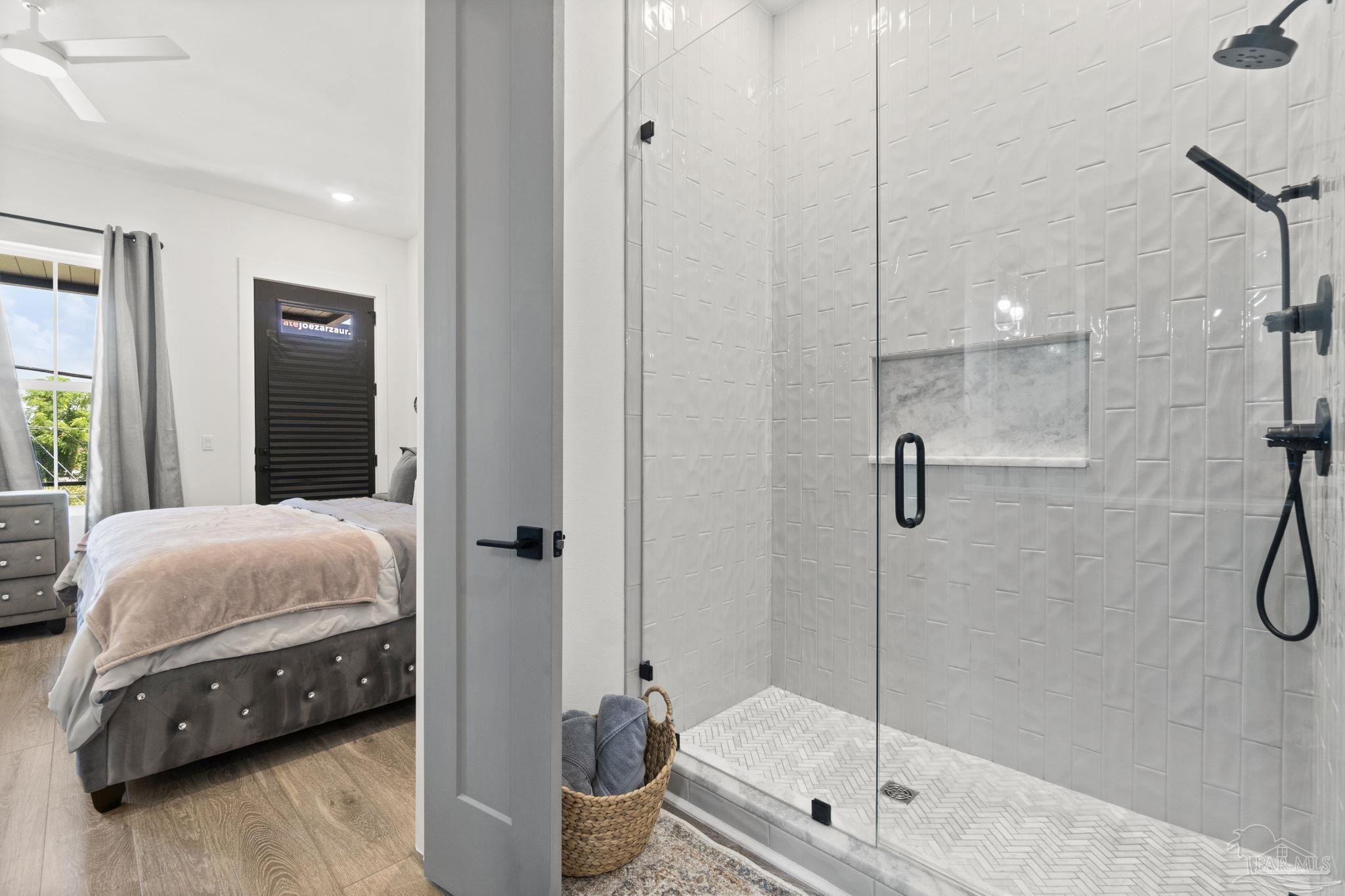 123 E La Rua St