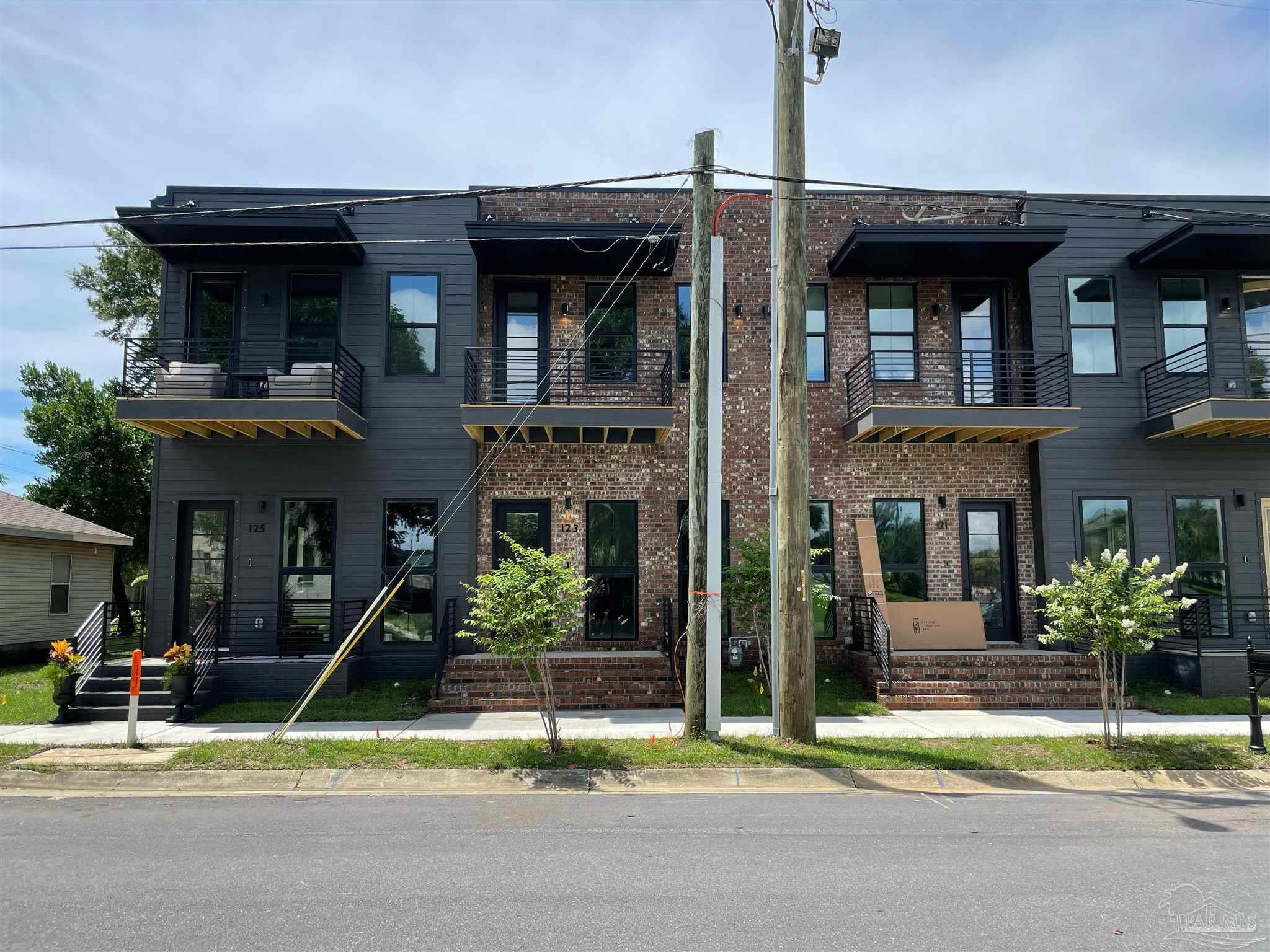 123 E La Rua St