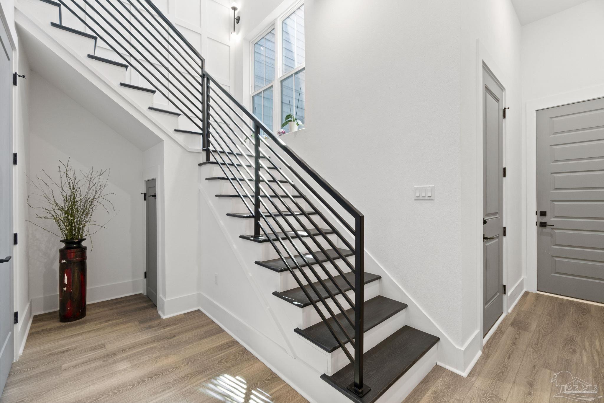 123 E La Rua St