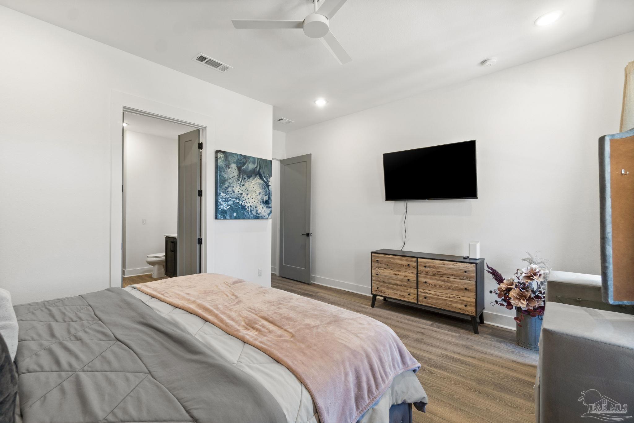 123 E La Rua St