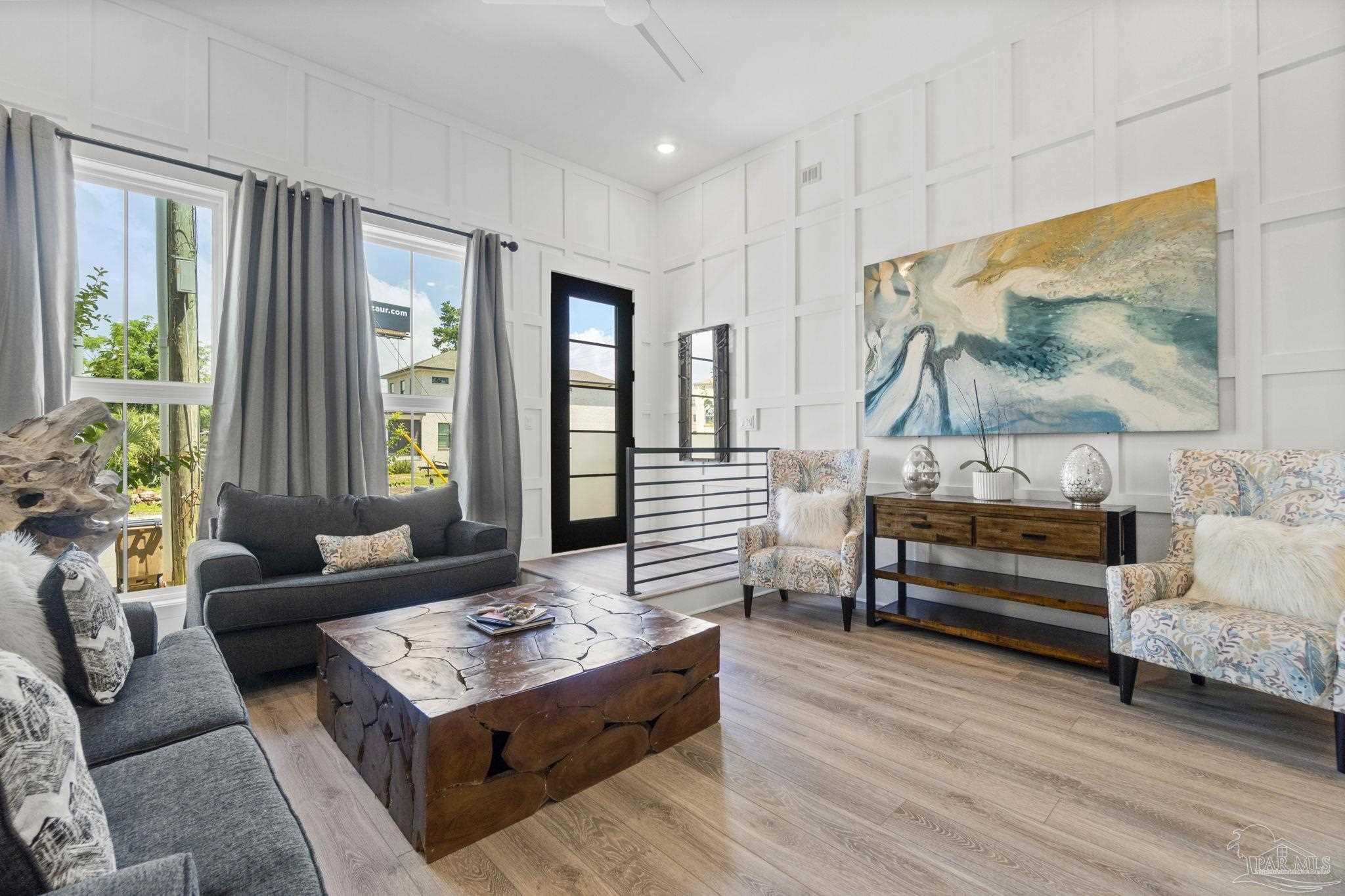 123 E La Rua St
