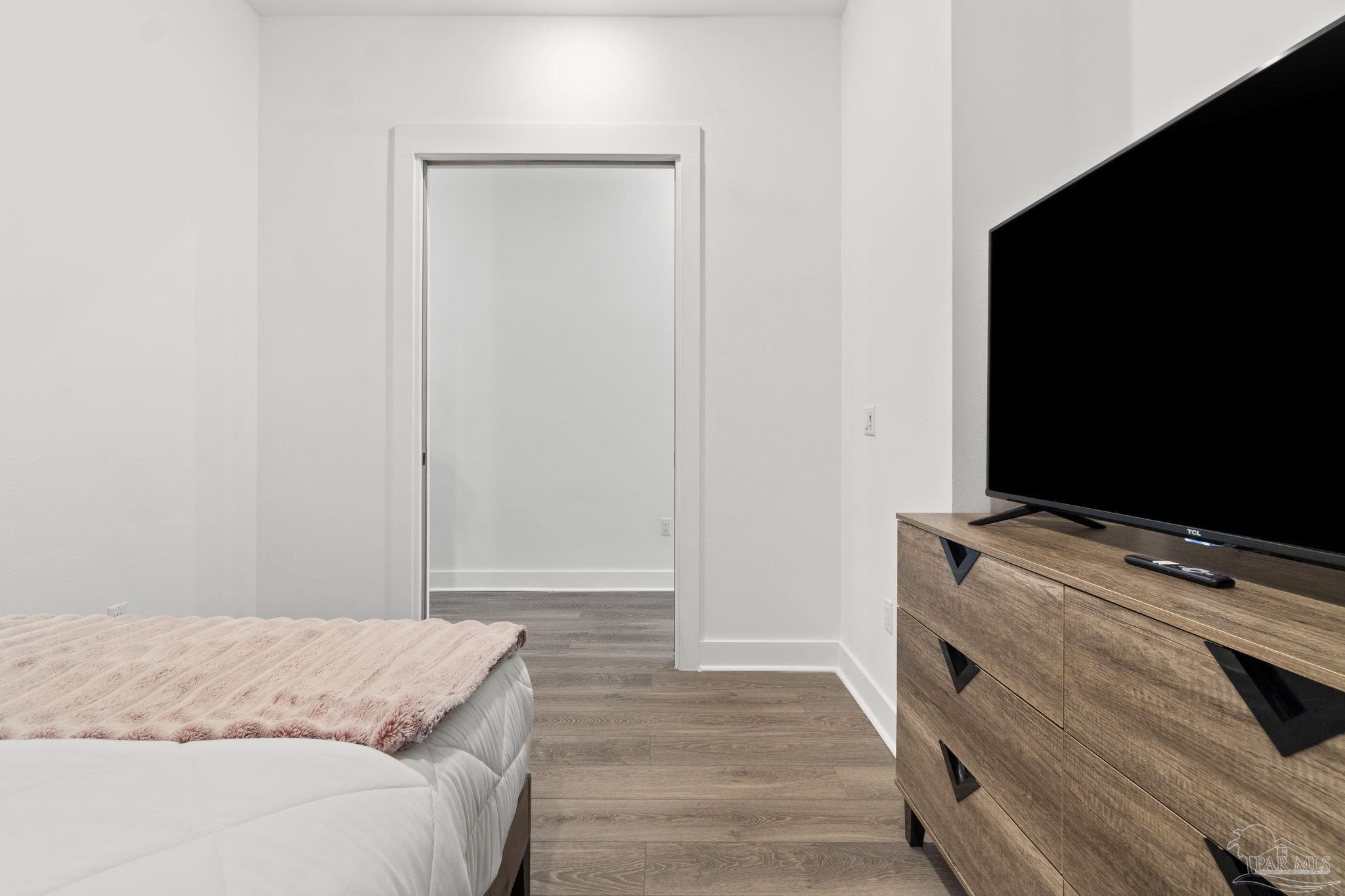 123 E La Rua St