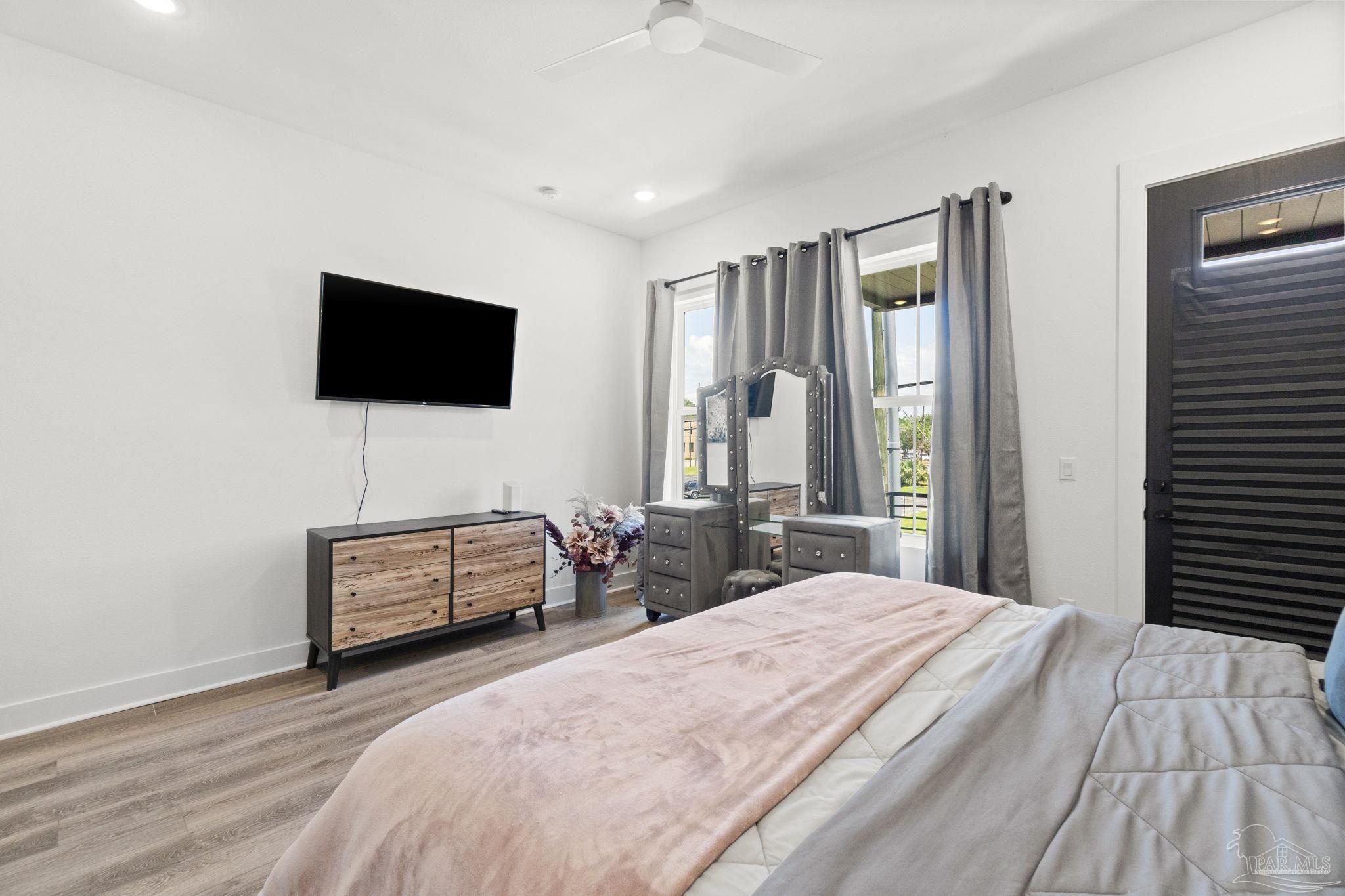 123 E La Rua St