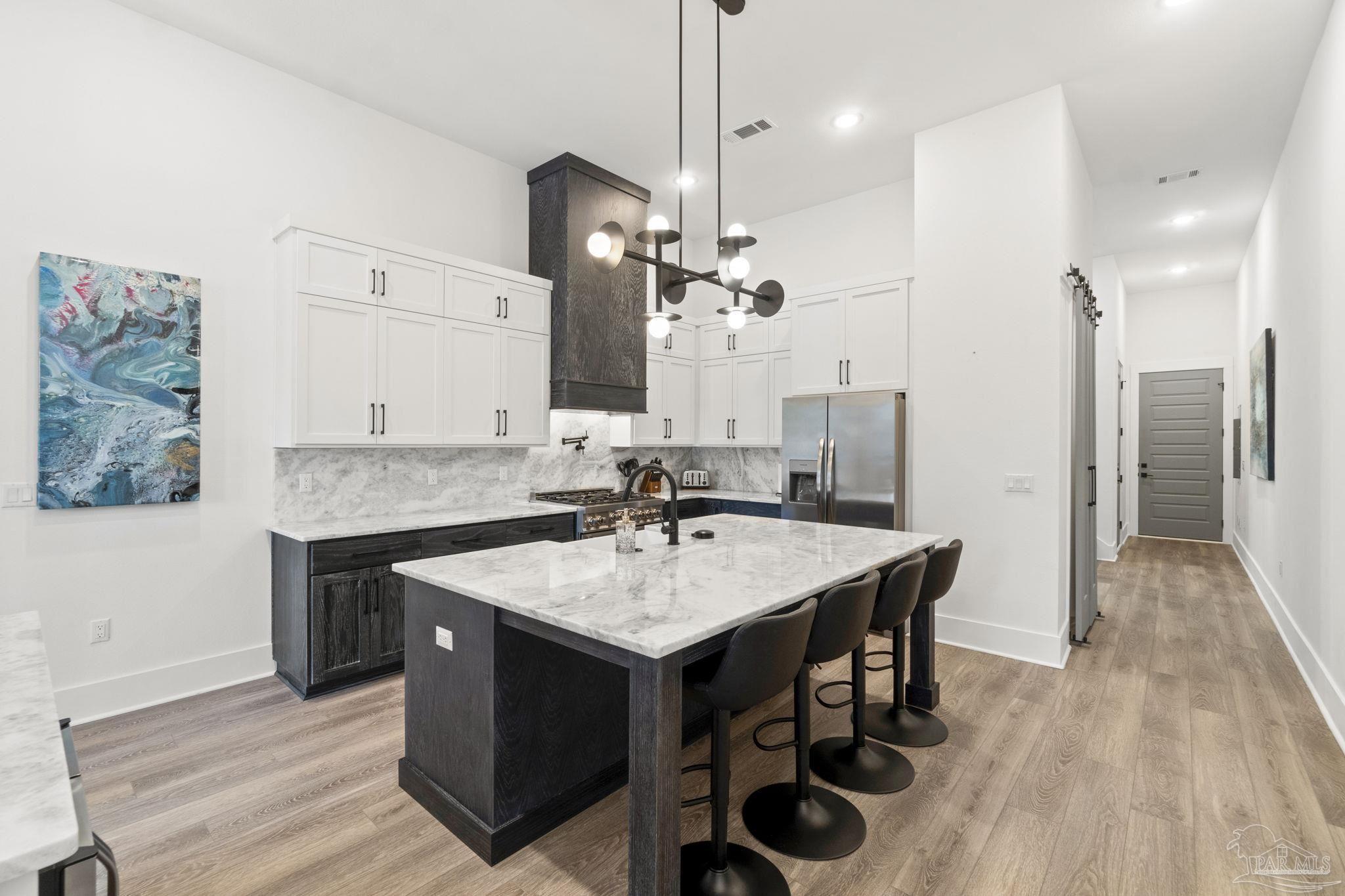 123 E La Rua St