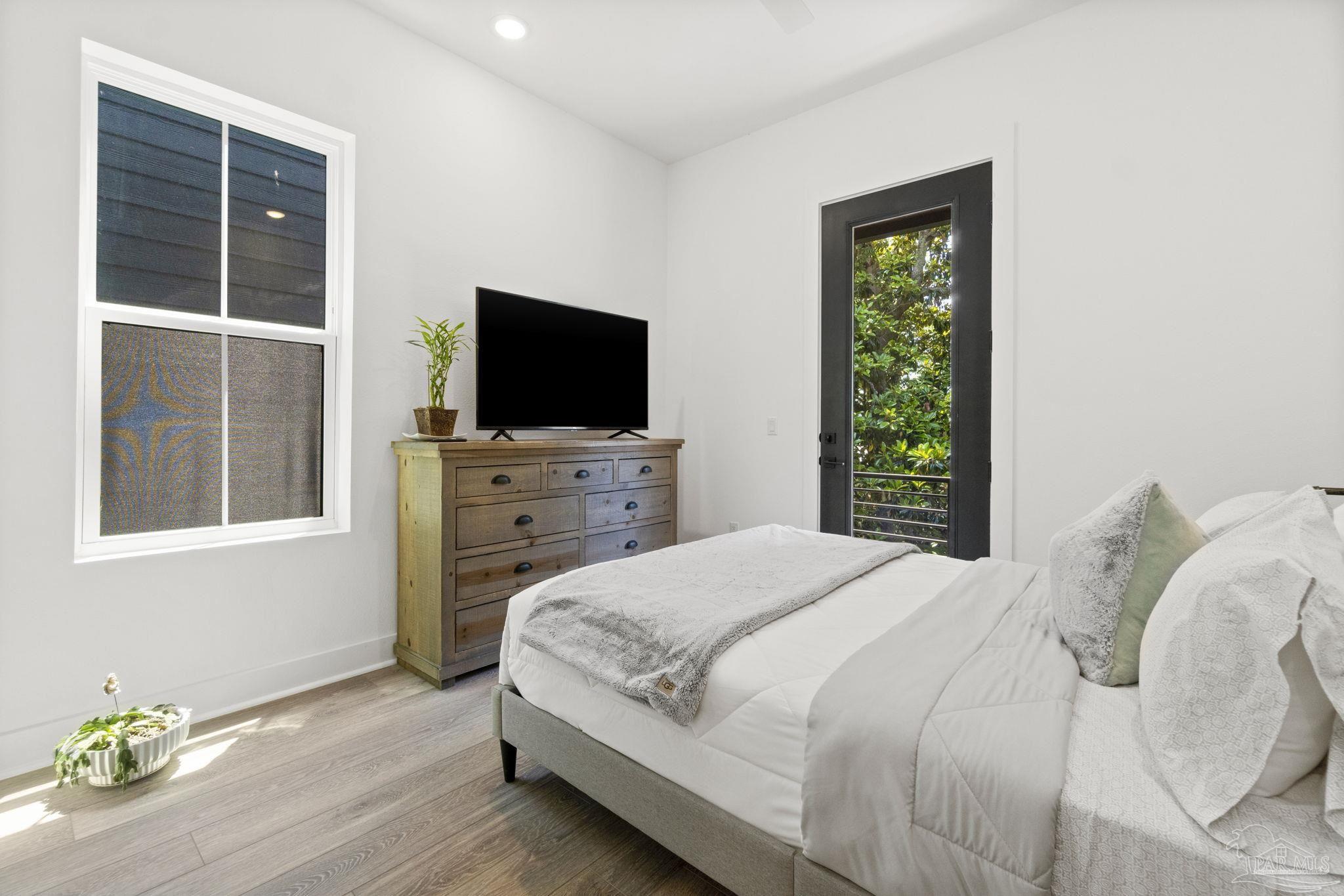 123 E La Rua St